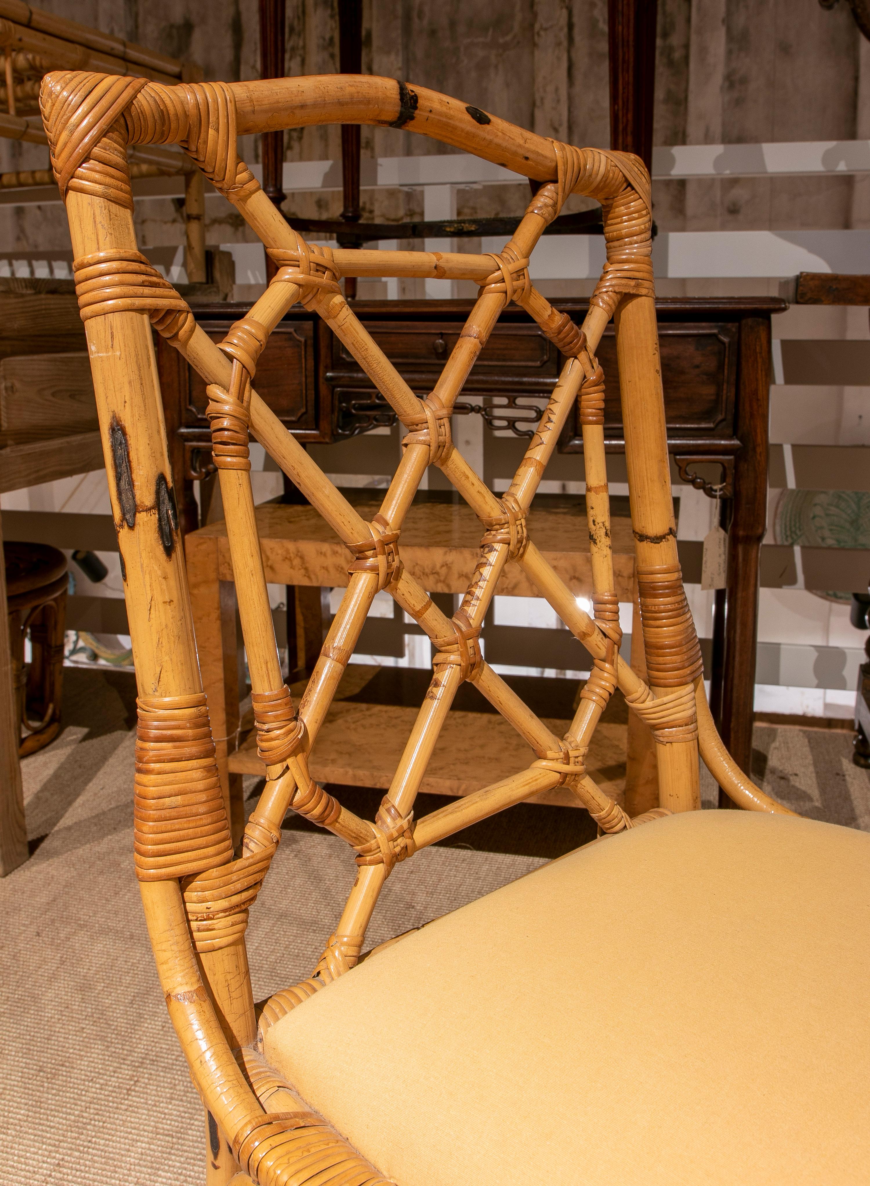 Ensemble de quatre chaises anglaises en bambou des années 1970 avec sièges tapissés de tissu en vente 2