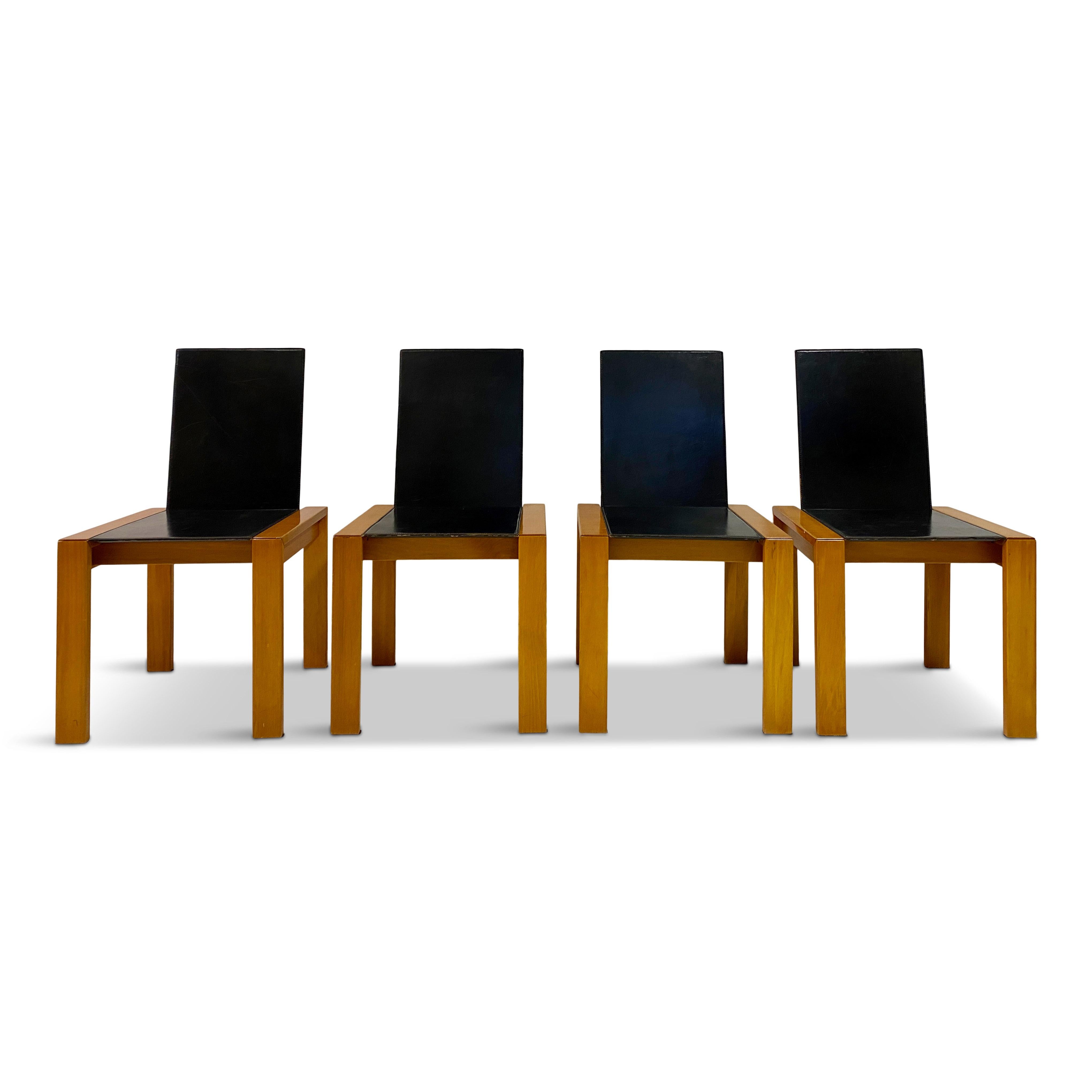 Quattro sedie da pranzo

Struttura in Wood

Seduta e schienale in pelle

Altezza del sedile 44 cm

Italia, anni '70.