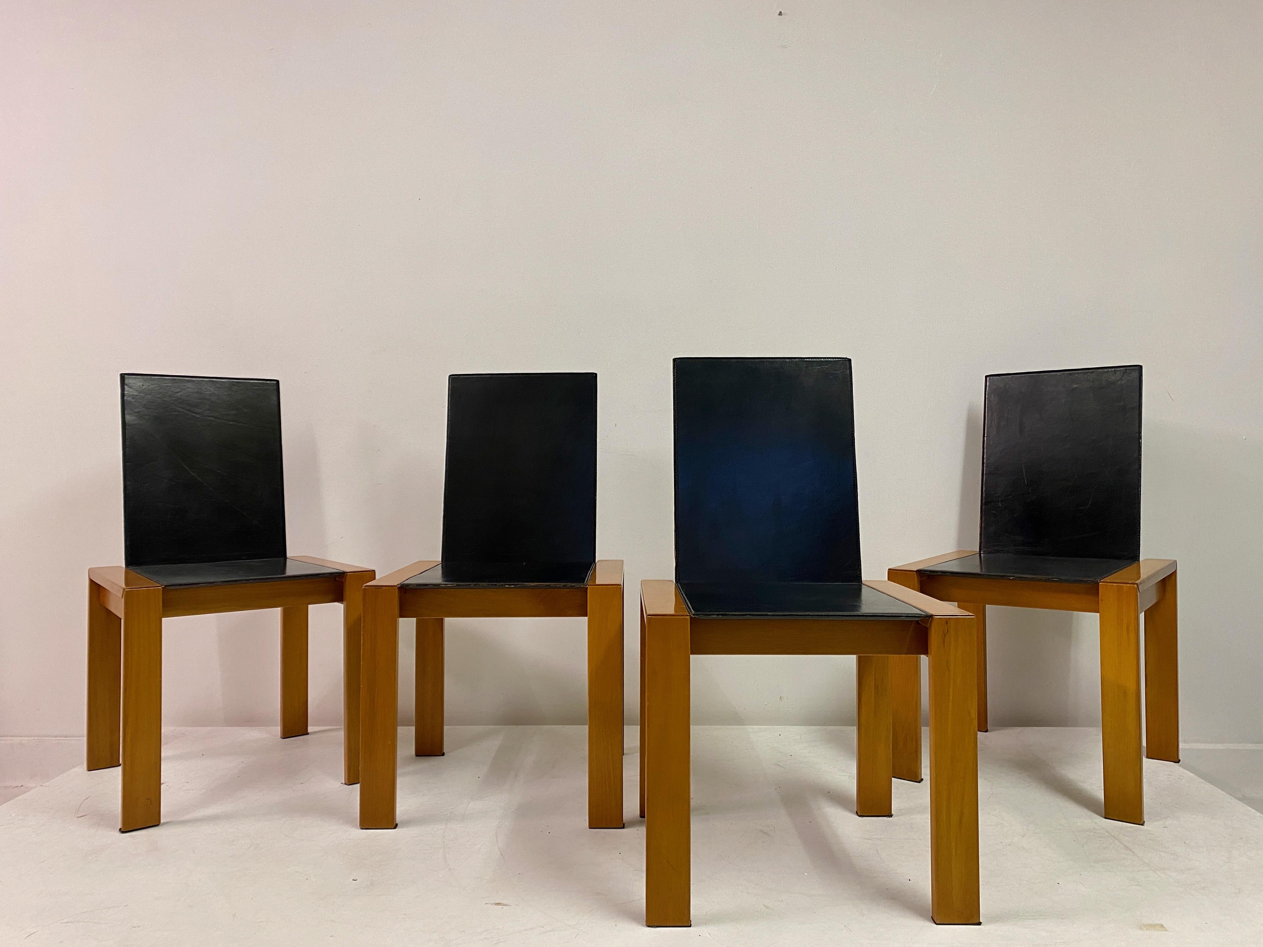 Vier italienische Esszimmerstühle aus schwarzem Leder aus den 1970er Jahren im Zustand „Gut“ im Angebot in London, London