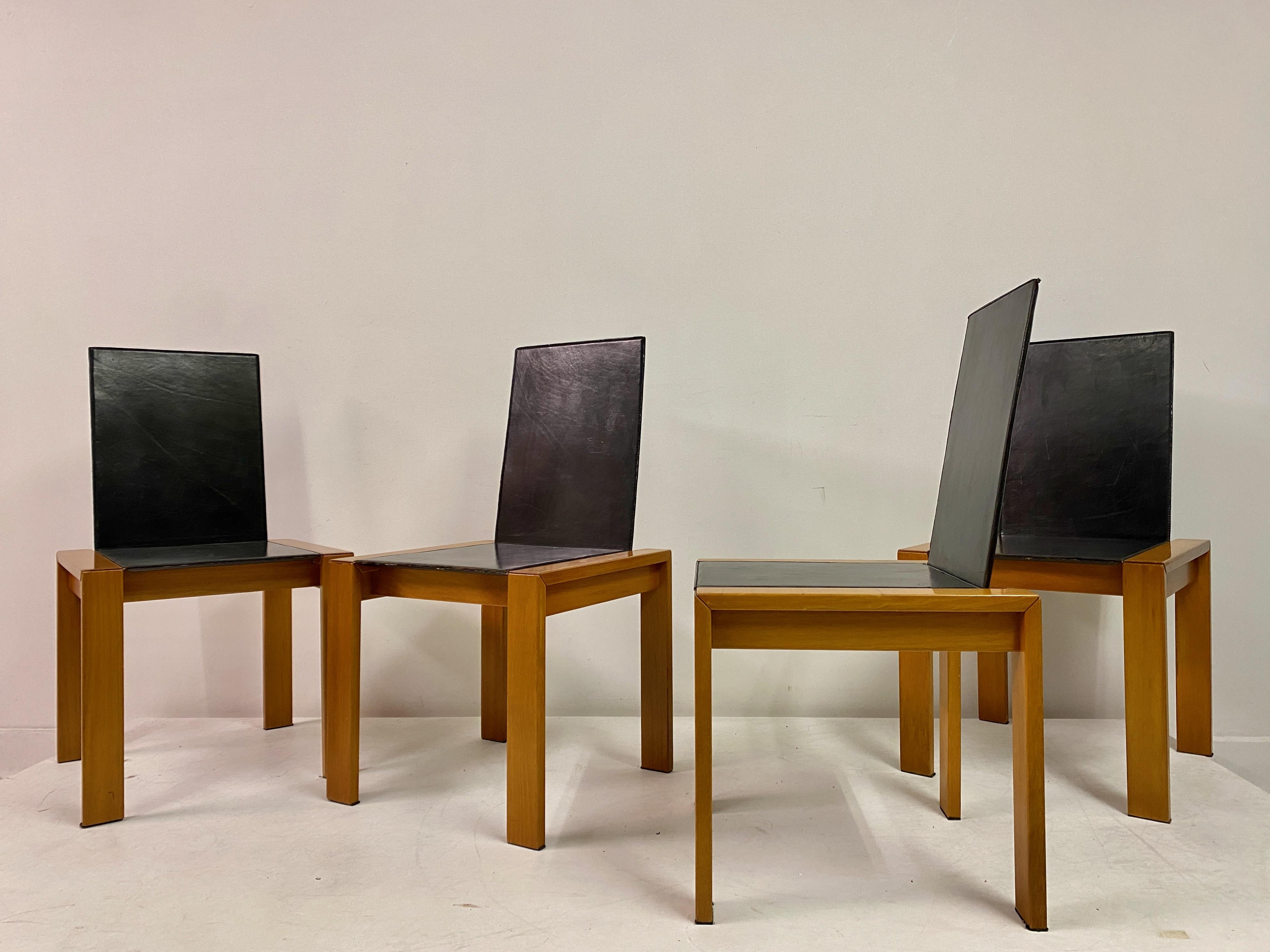 Vier italienische Esszimmerstühle aus schwarzem Leder aus den 1970er Jahren (20. Jahrhundert) im Angebot