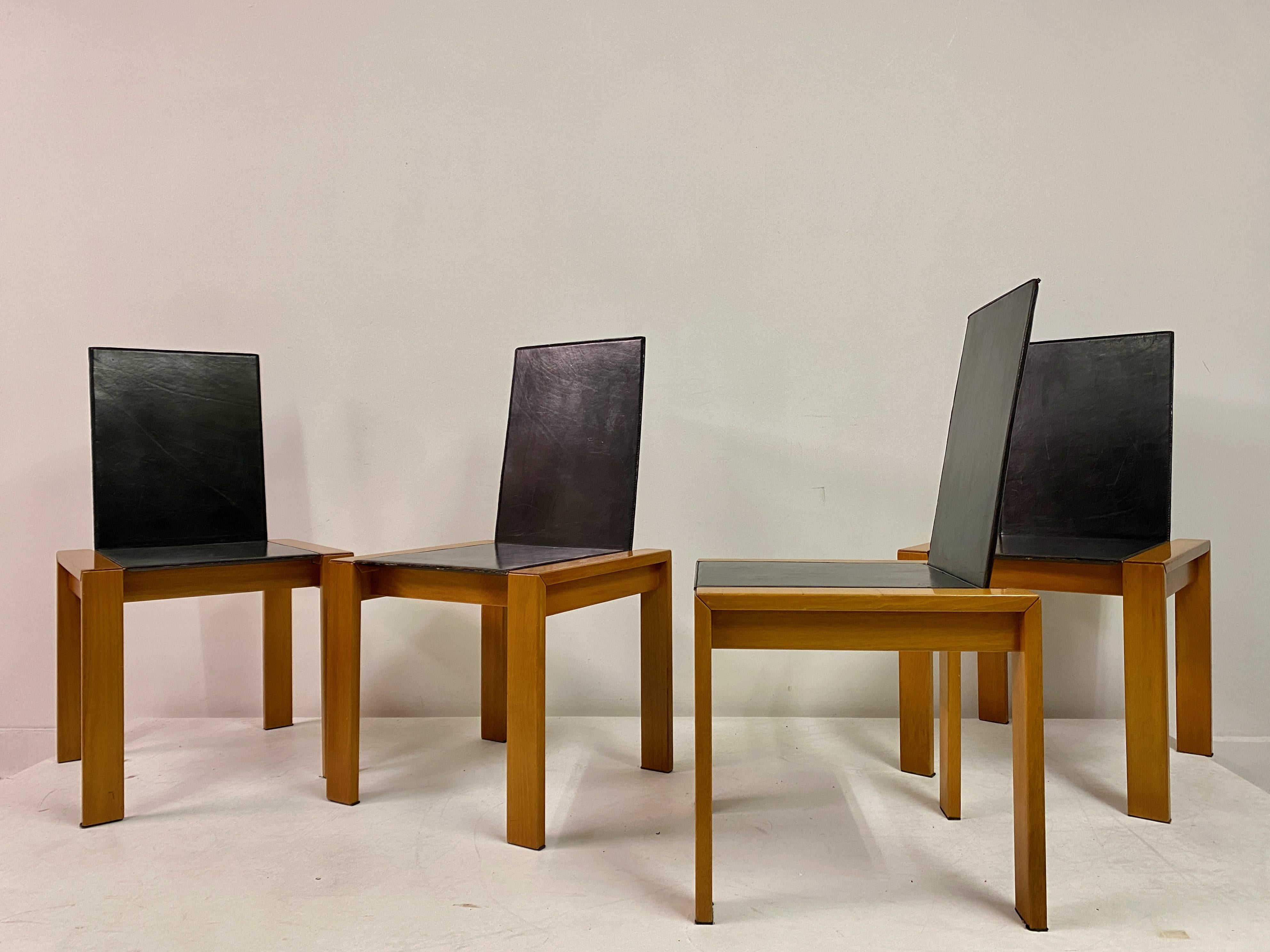 XX secolo Set di quattro sedie da pranzo in pelle nera italiana degli anni '70 in vendita