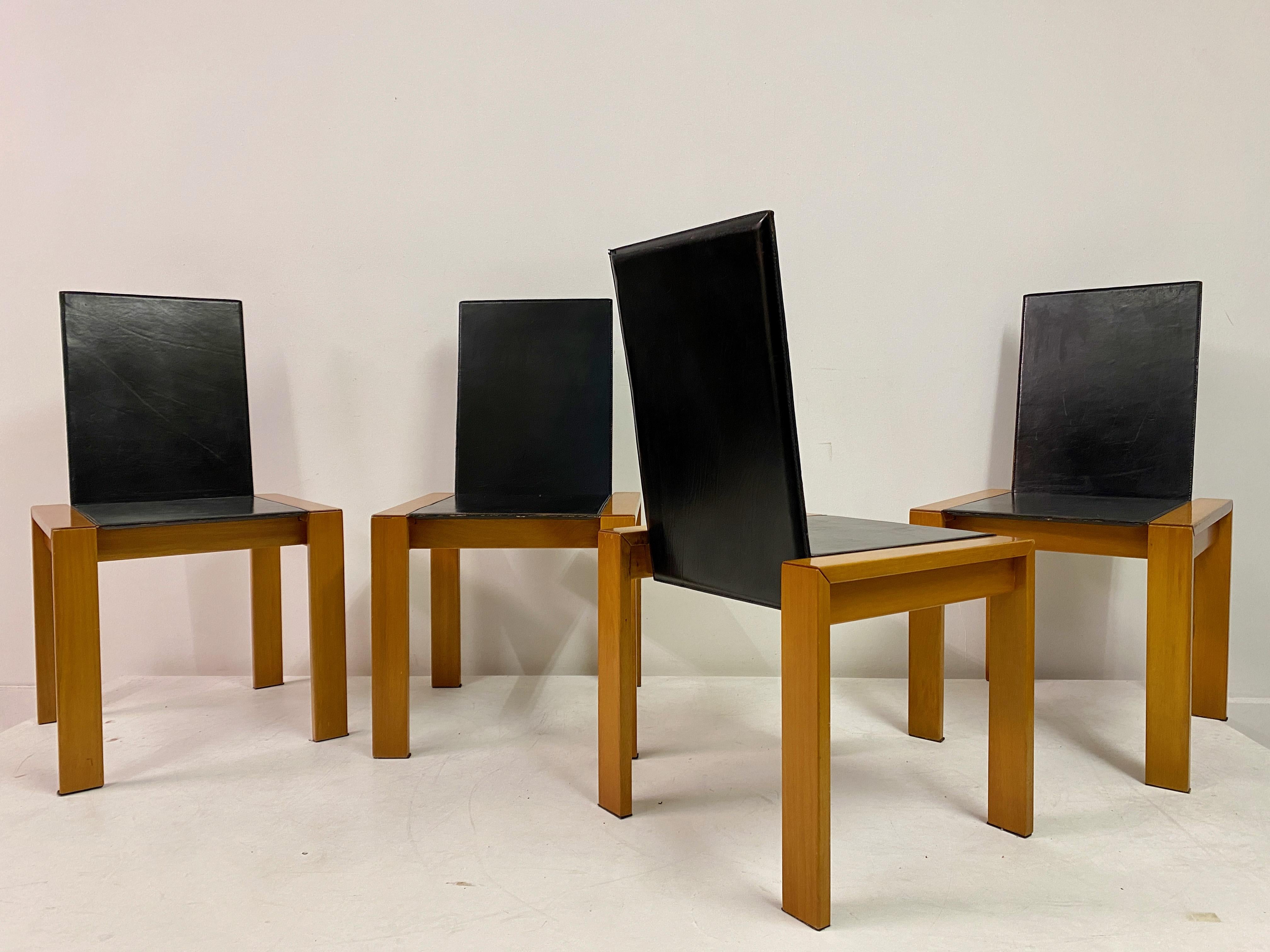 Pelle Set di quattro sedie da pranzo in pelle nera italiana degli anni '70 in vendita