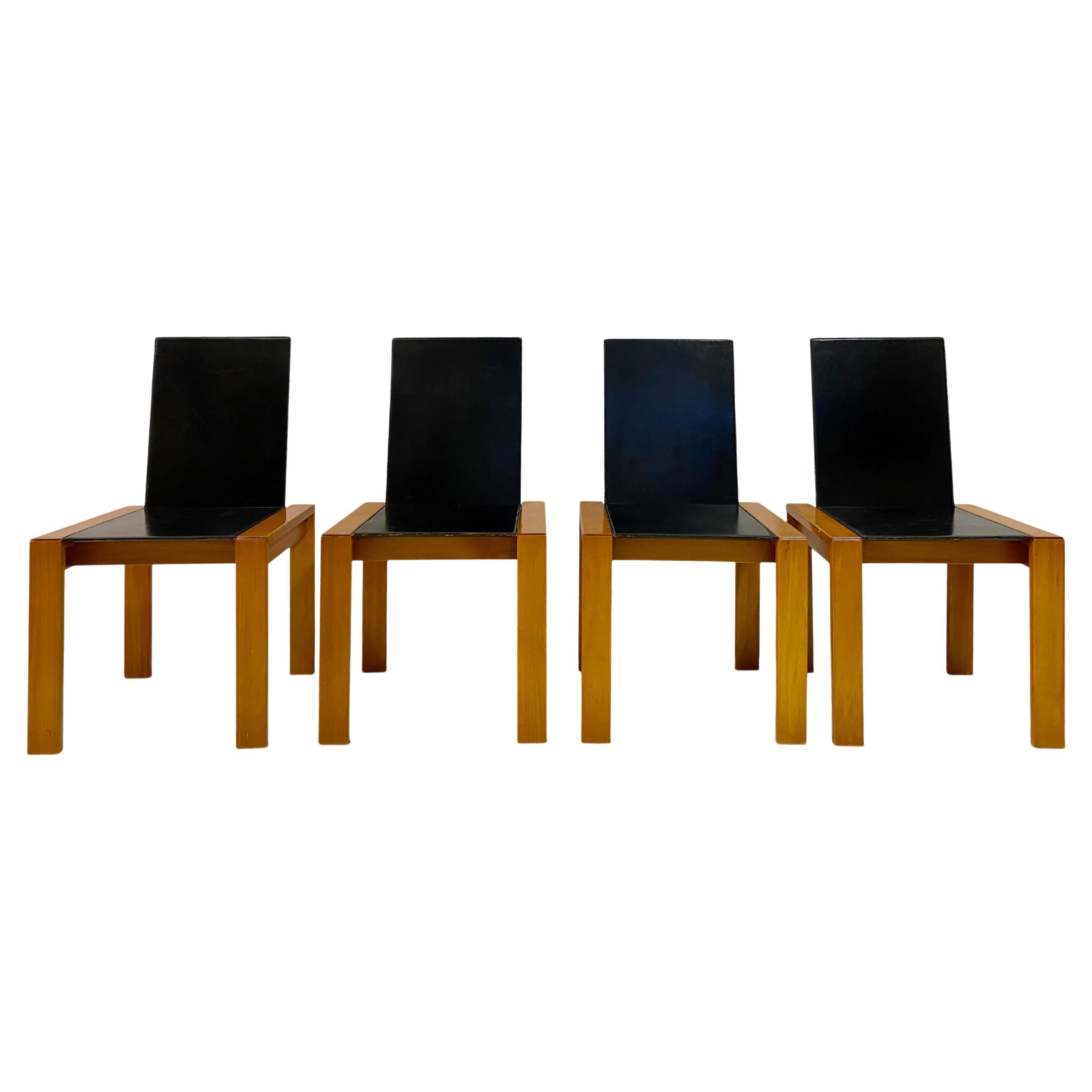 Ensemble de quatre chaises de salle à manger en cuir noir italien des années 1970