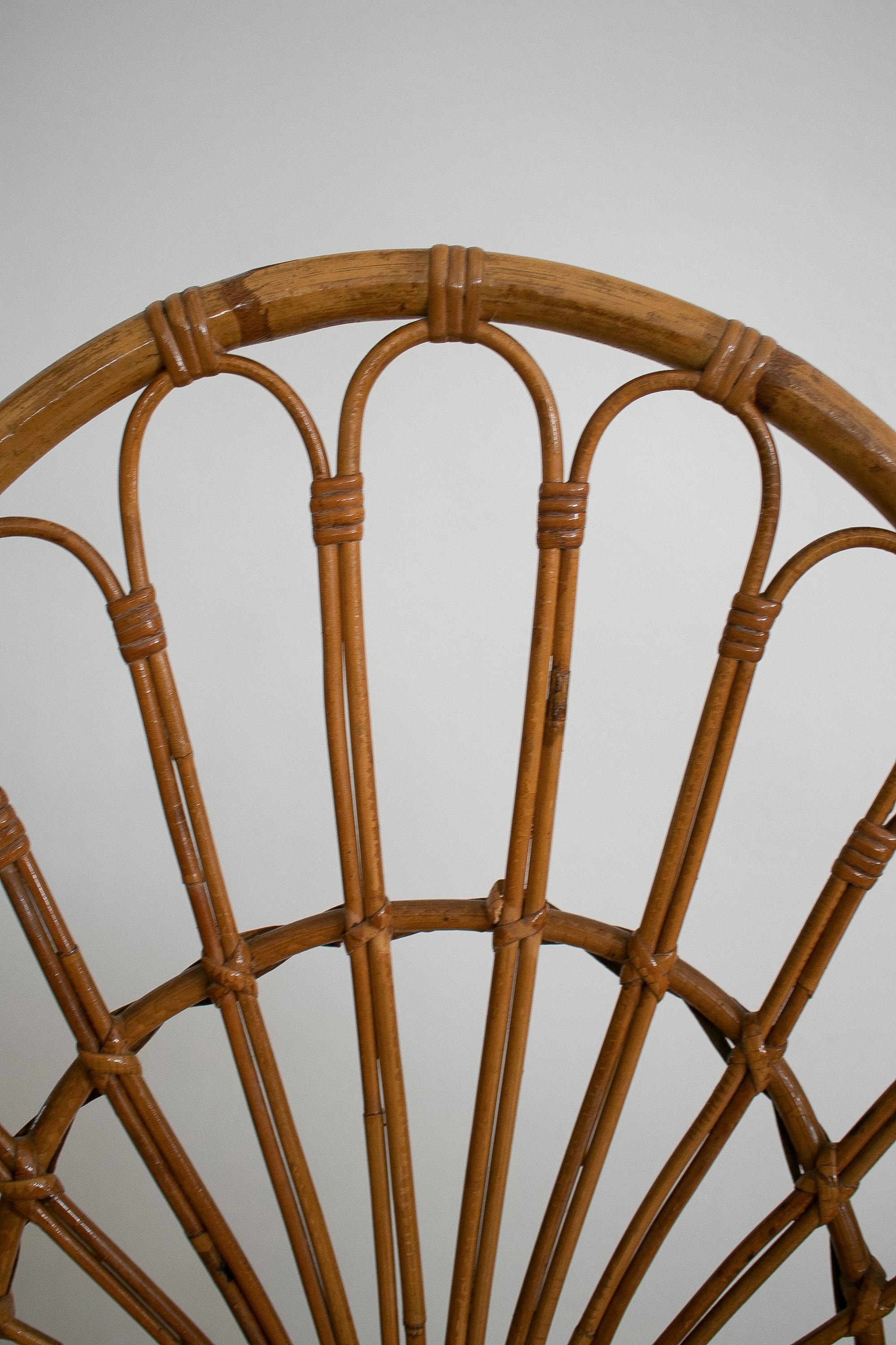 Ensemble de quatre chaises paon espagnoles en bambou des années 1970 en vente 4