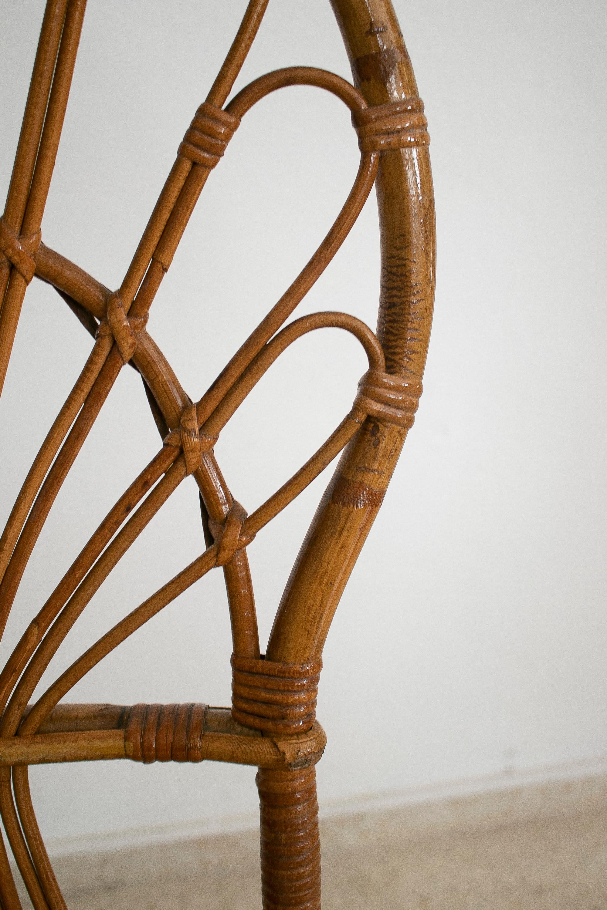 Ensemble de quatre chaises paon espagnoles en bambou des années 1970 en vente 5