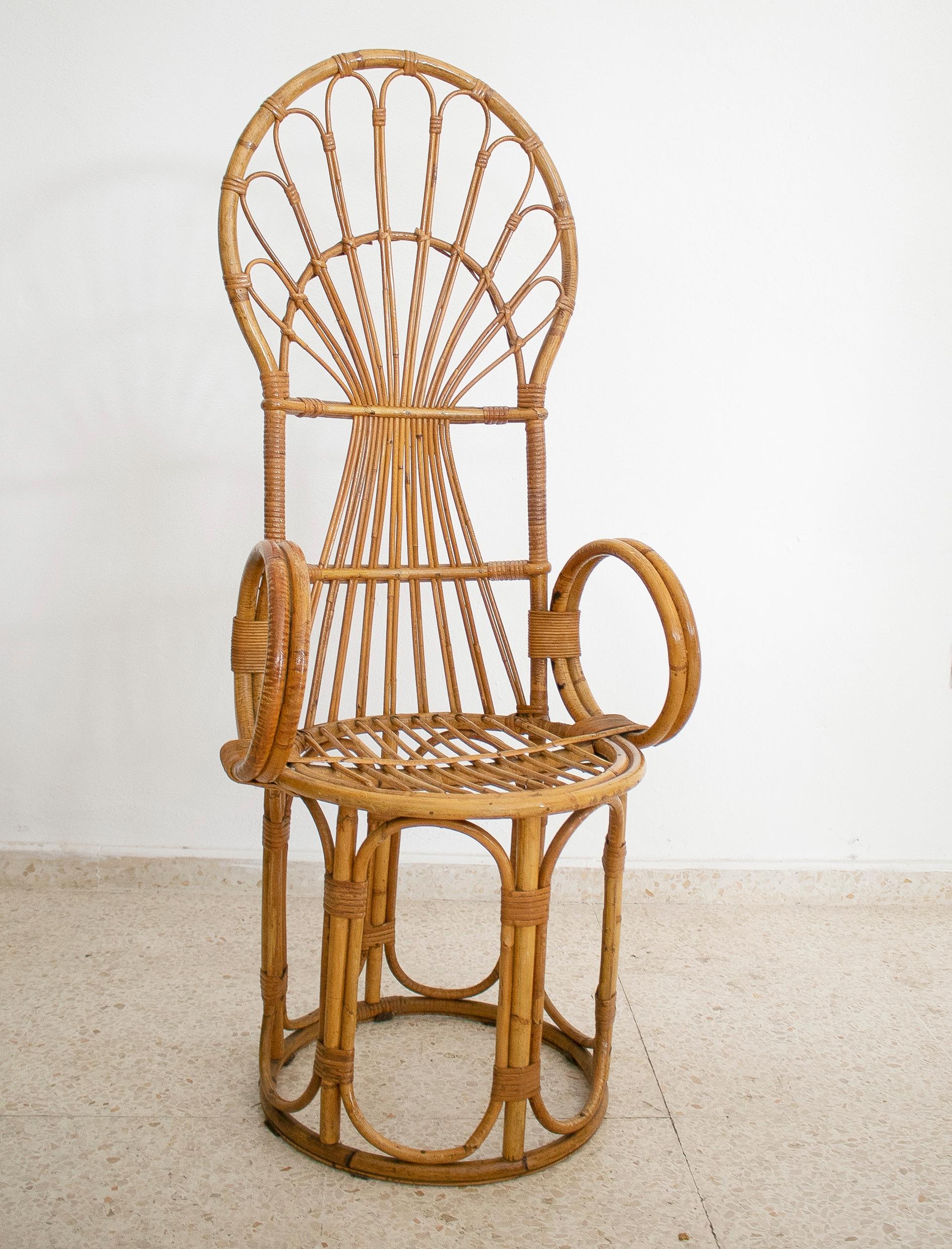 Ensemble vintage de quatre chaises paon en bambou espagnol des années 1970.