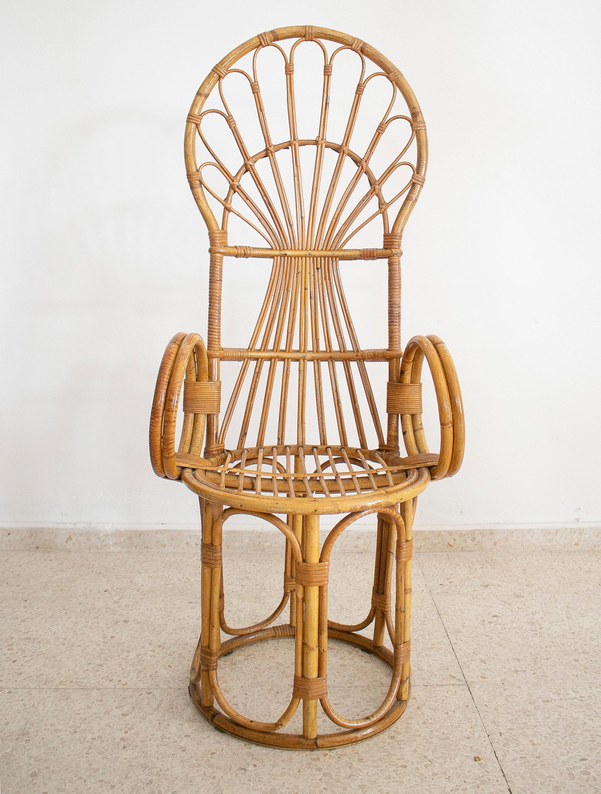 Espagnol Ensemble de quatre chaises paon espagnoles en bambou des années 1970 en vente