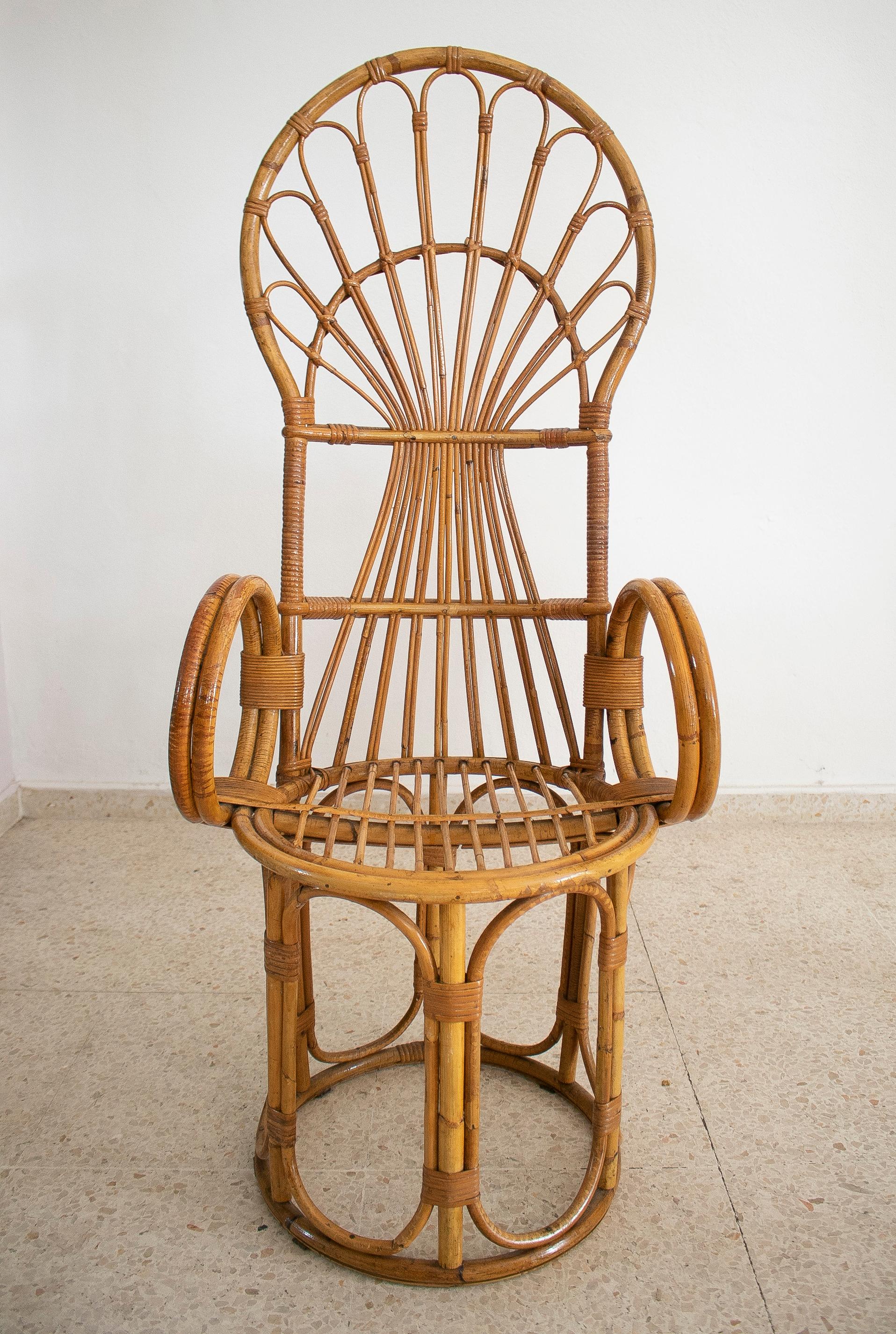 Ensemble de quatre chaises paon espagnoles en bambou des années 1970 en vente 2