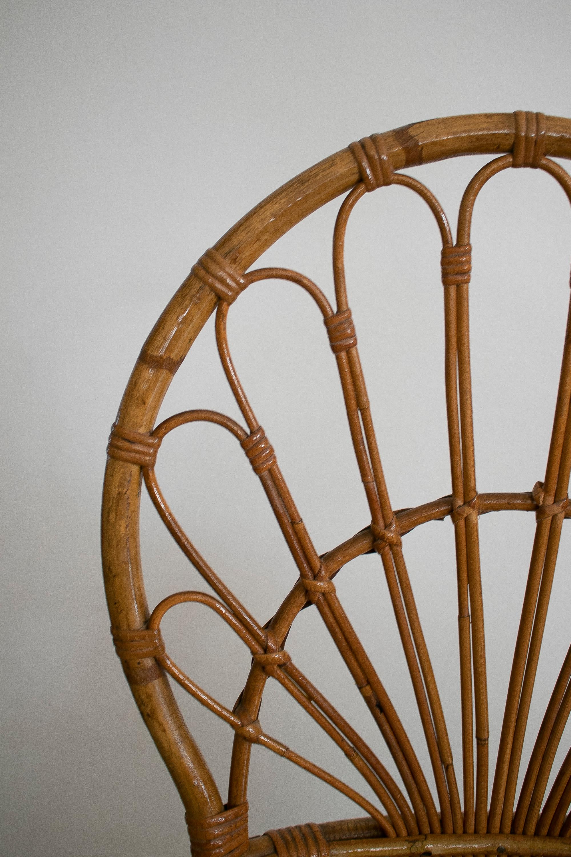 Ensemble de quatre chaises paon espagnoles en bambou des années 1970 en vente 3