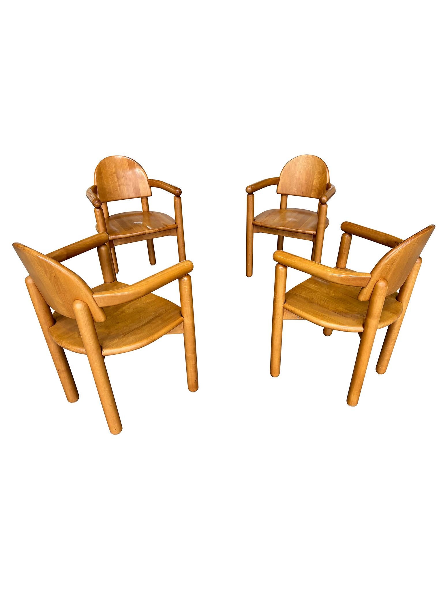Set unico di quattro sedie da pranzo danesi del designer di mobili del dopoguerra Rainer Daumiller, prodotte negli anni '80. Progettate in legno massiccio di faggio, le sedie sono caratterizzate da telai curvi con gambe e braccioli rotondi. Le sedie