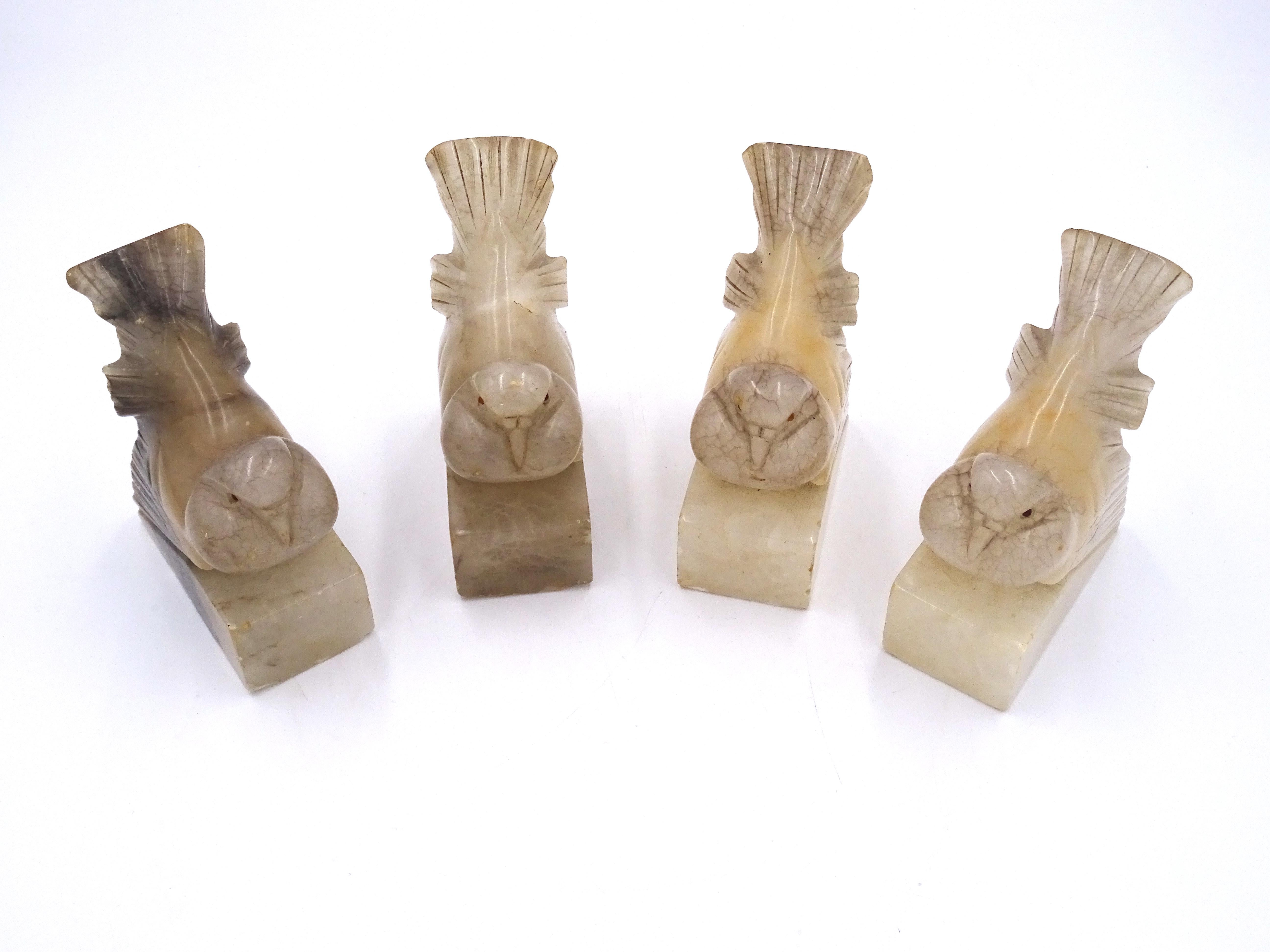 Satz von vier Skulpturen, die kleine Vögel darstellen, die auf einem rechteckigen Sockel ruhen, aus Alabaster mit braunen Quarzaugen. Ihre Herstellung kann auf die Mitte des neunzehnten Jahrhunderts datiert werden und sie sind chinesischen