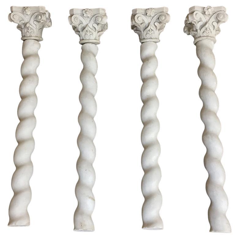 Ensemble de quatre colonnes en marbre Cararra du 19ème siècle avec chapiteaux byzantins
