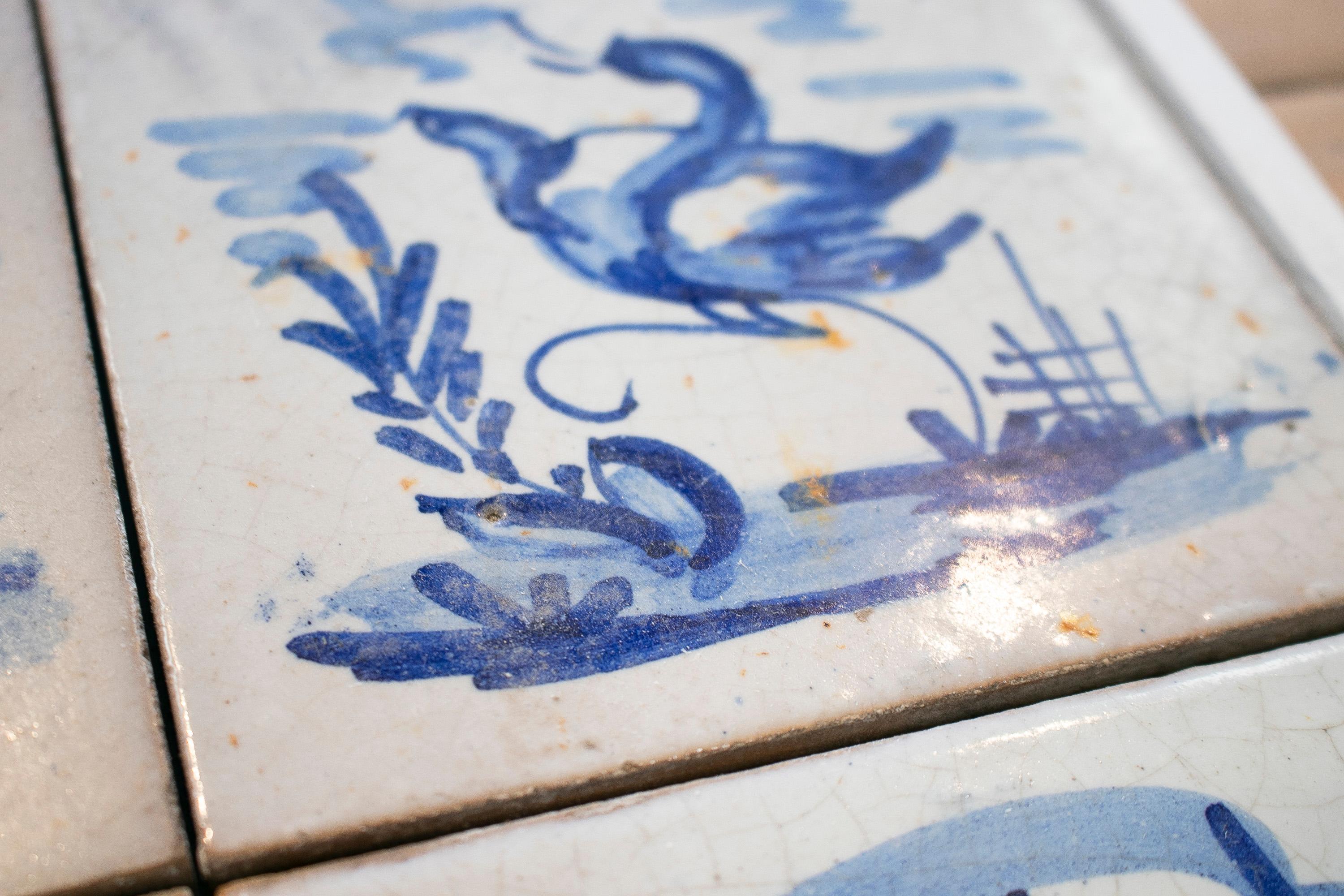 Ensemble de quatre carreaux de céramique émaillée Delftware hollandais du 19e siècle peints à la main en vente 5