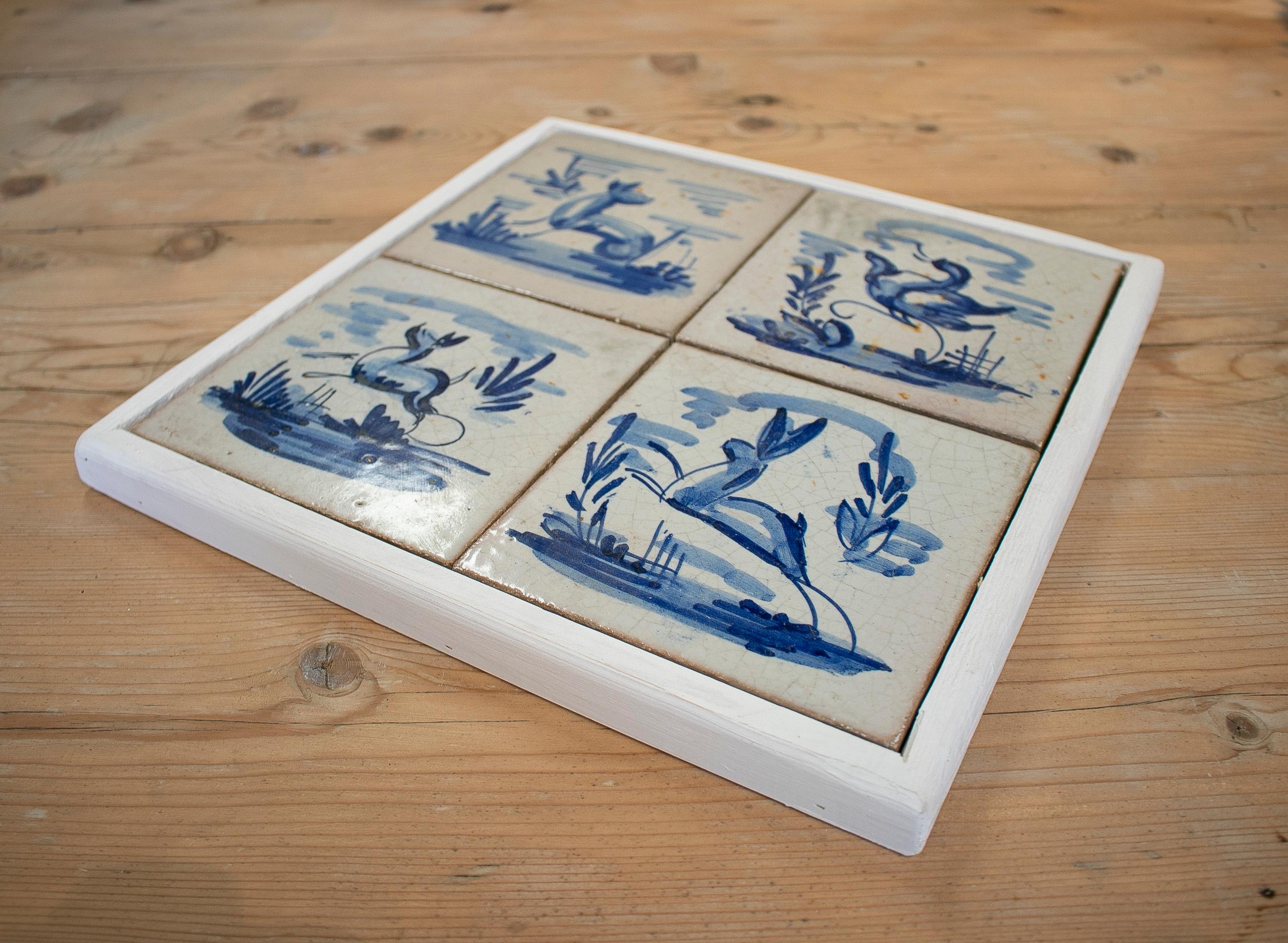 Set von vier niederländischen, handbemalten, glasierten Keramikfliesen aus dem 19. Jahrhundert (Niederländisch) im Angebot
