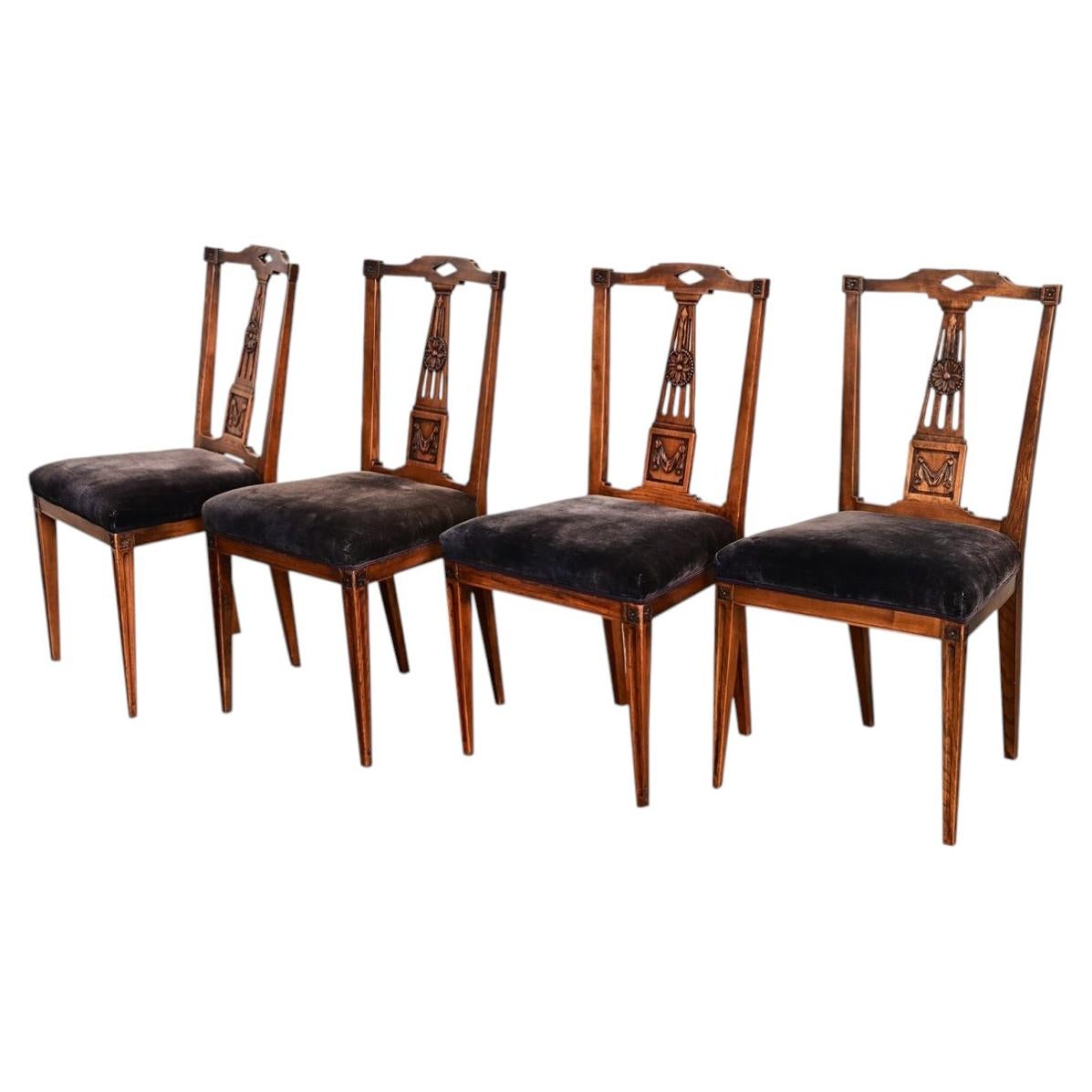 Lot de quatre chaises de salle à manger hollandaises du XIXe siècle, en chêne sculpté à la main