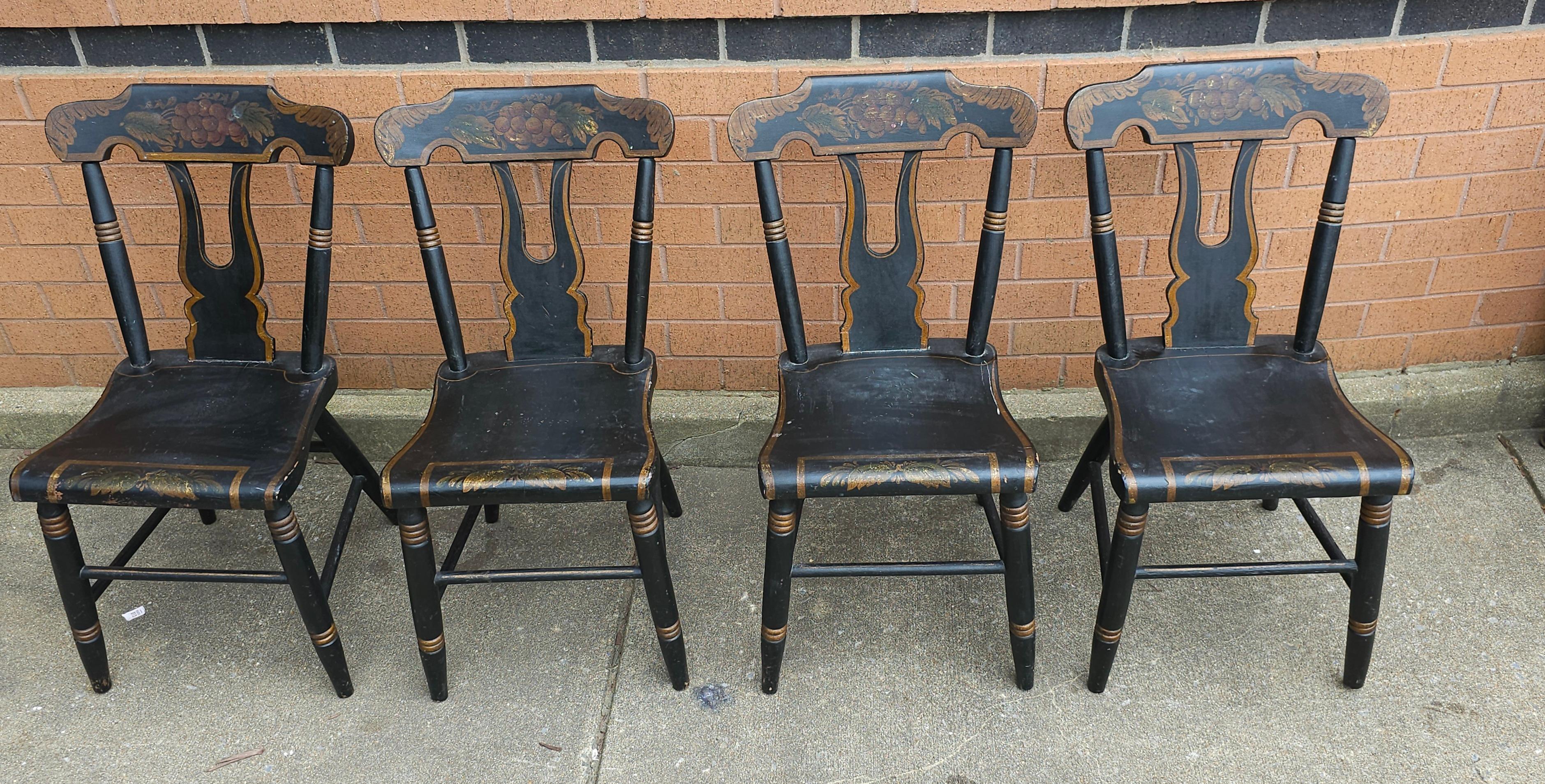 Ensemble de quatre chaises en planches américaines ébonisées et décorées du 19e siècle, très patinées.
Mesure 15