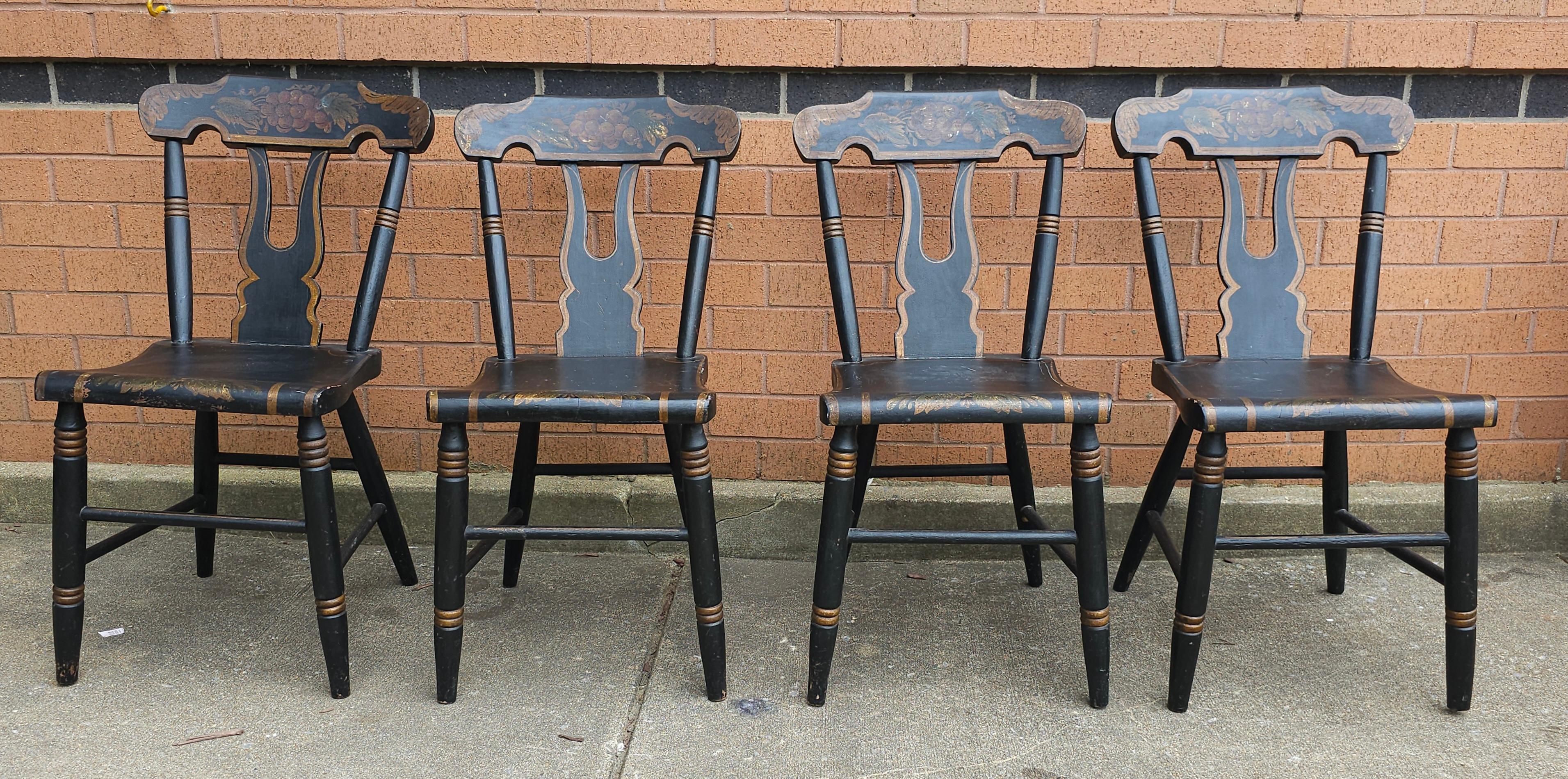 Victorien Ensemble de quatre chaises en planches américaines ébénisées et décorées du 19ème siècle en vente