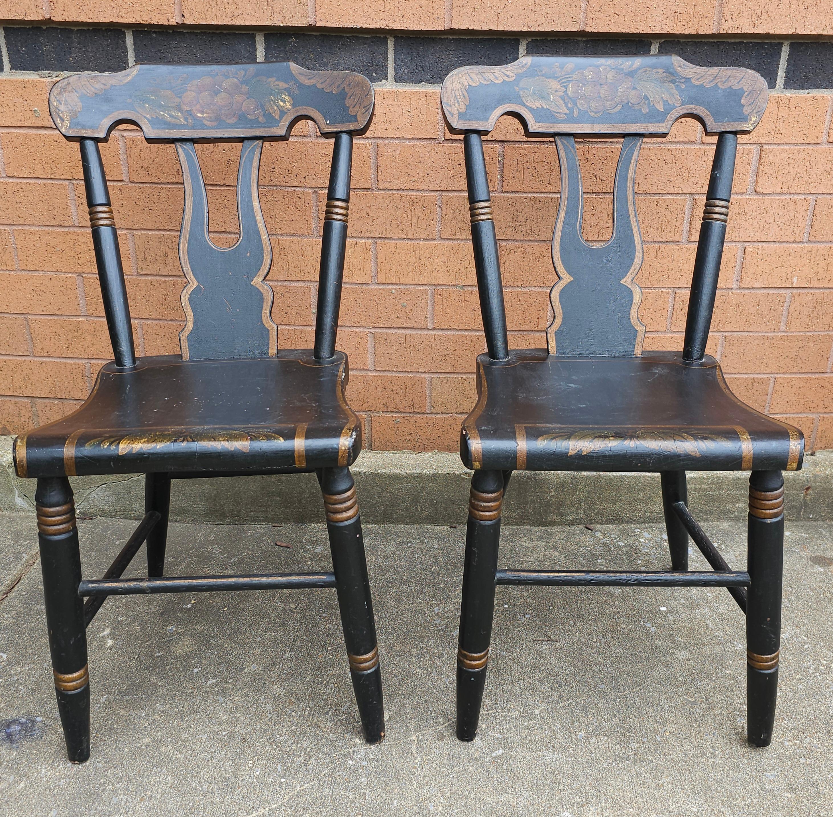 Américain Ensemble de quatre chaises en planches américaines ébénisées et décorées du 19ème siècle en vente