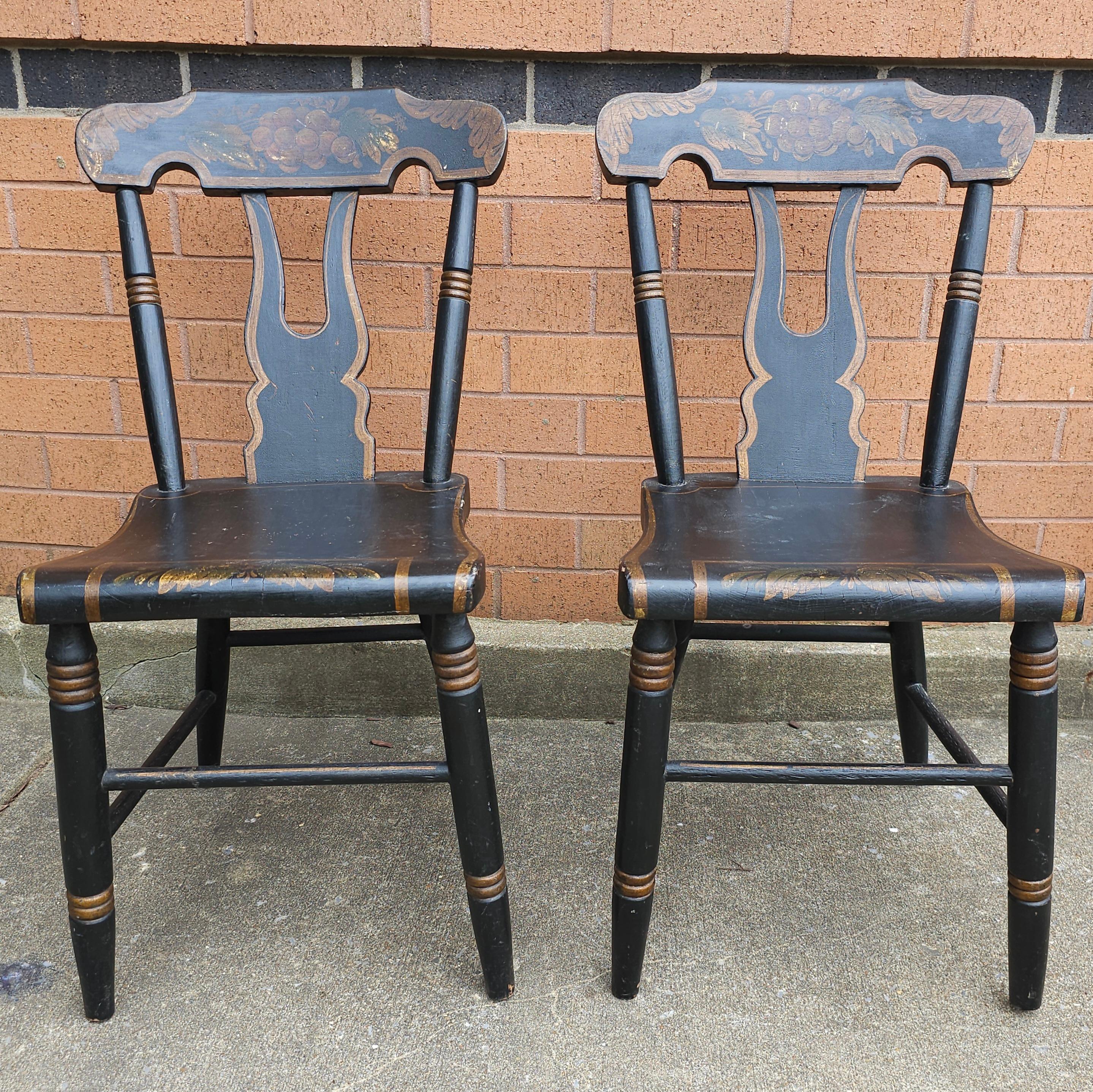 Ébénisé Ensemble de quatre chaises en planches américaines ébénisées et décorées du 19ème siècle en vente