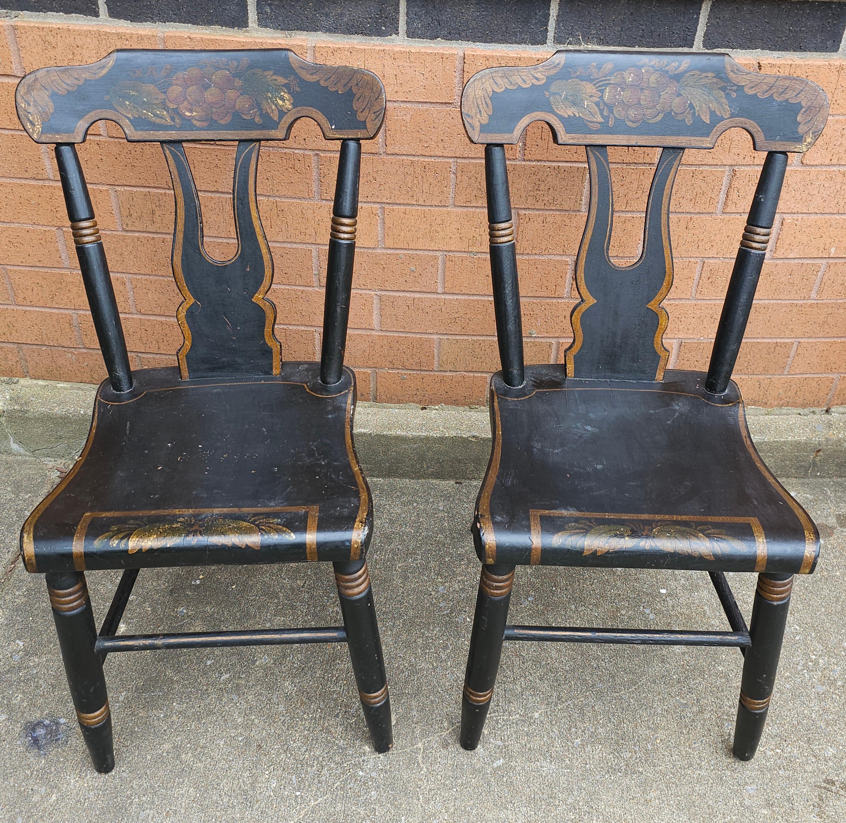 Ensemble de quatre chaises en planches américaines ébénisées et décorées du 19ème siècle Bon état - En vente à Germantown, MD