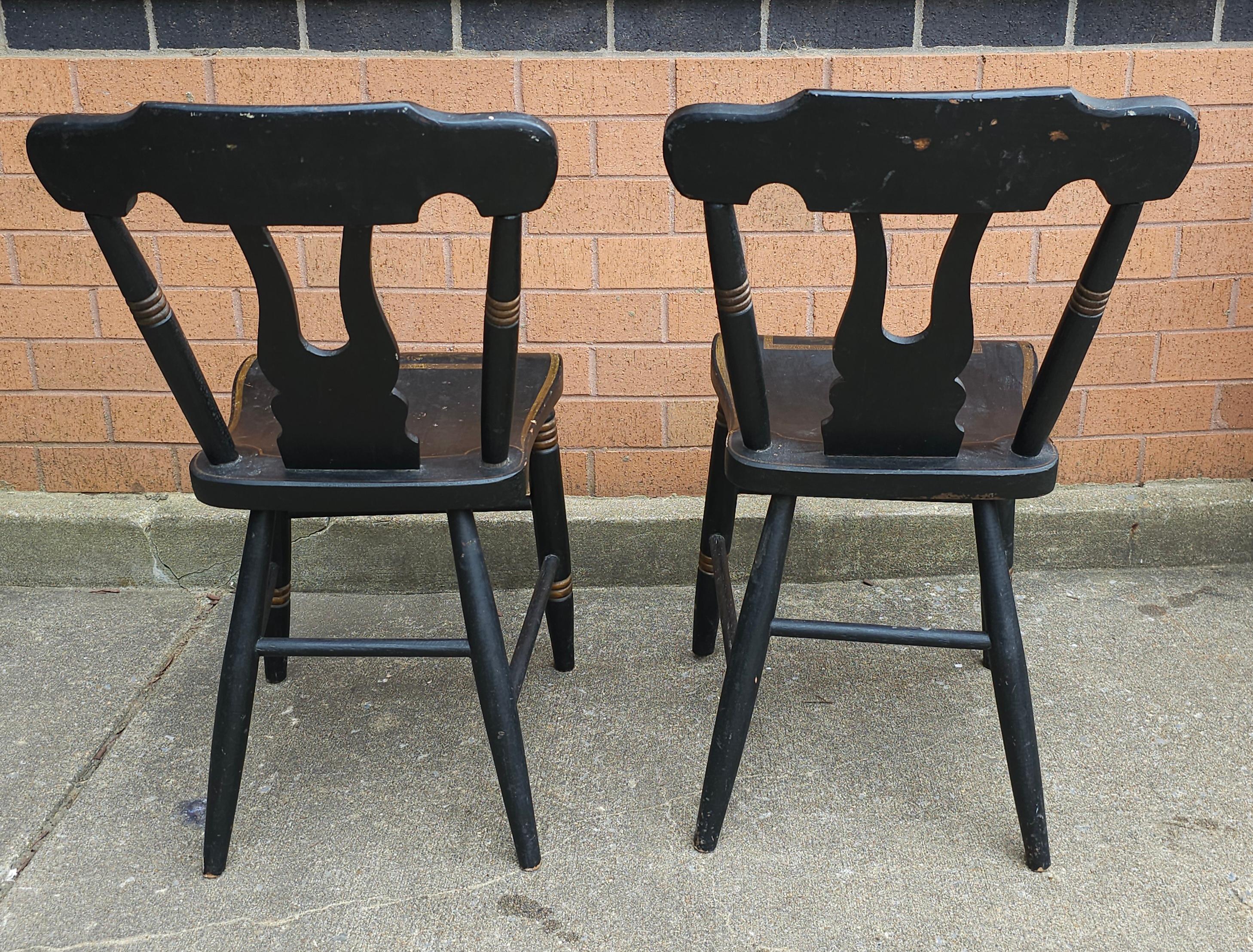 XIXe siècle Ensemble de quatre chaises en planches américaines ébénisées et décorées du 19ème siècle en vente