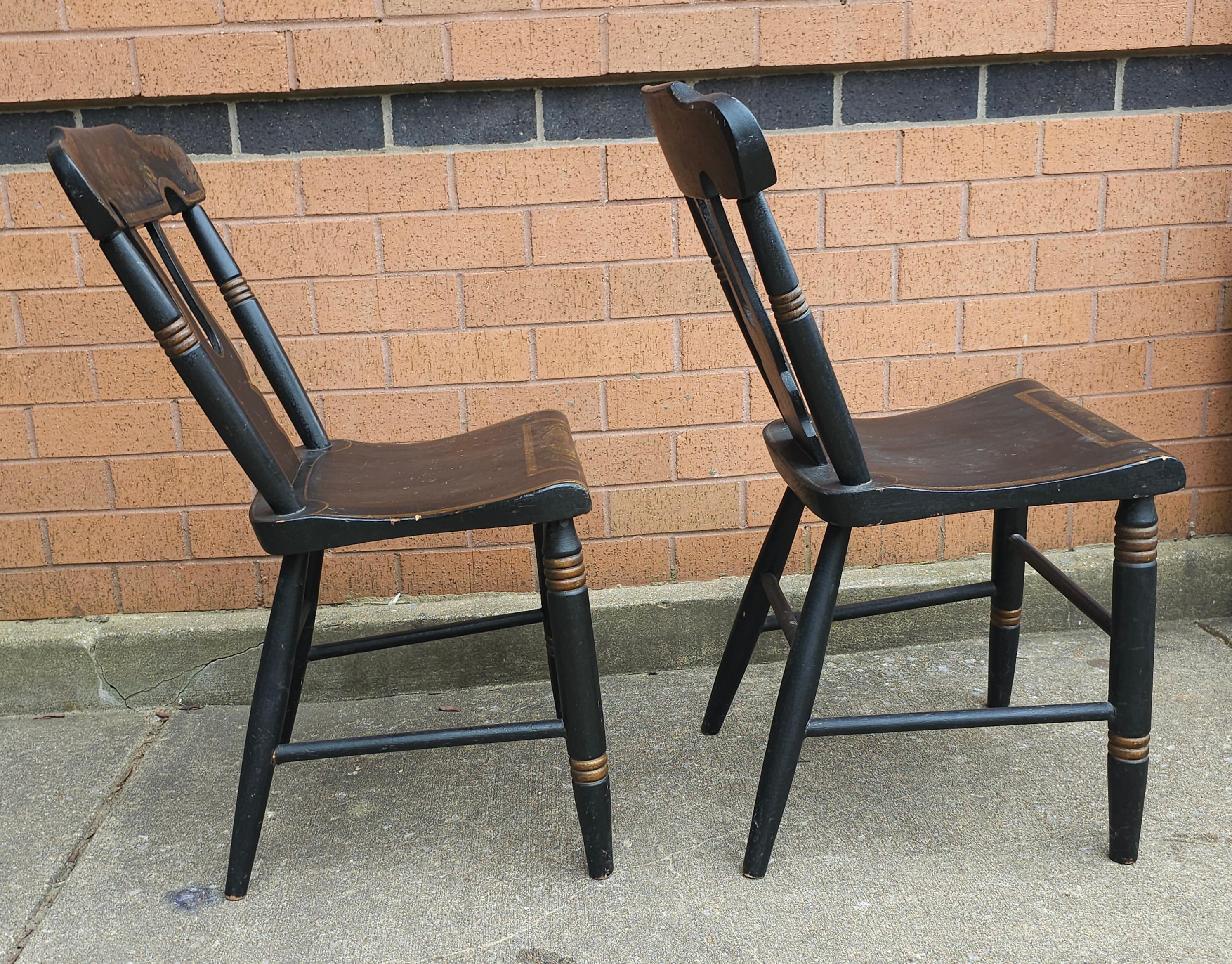 Bois de feuillus Ensemble de quatre chaises en planches américaines ébénisées et décorées du 19ème siècle en vente