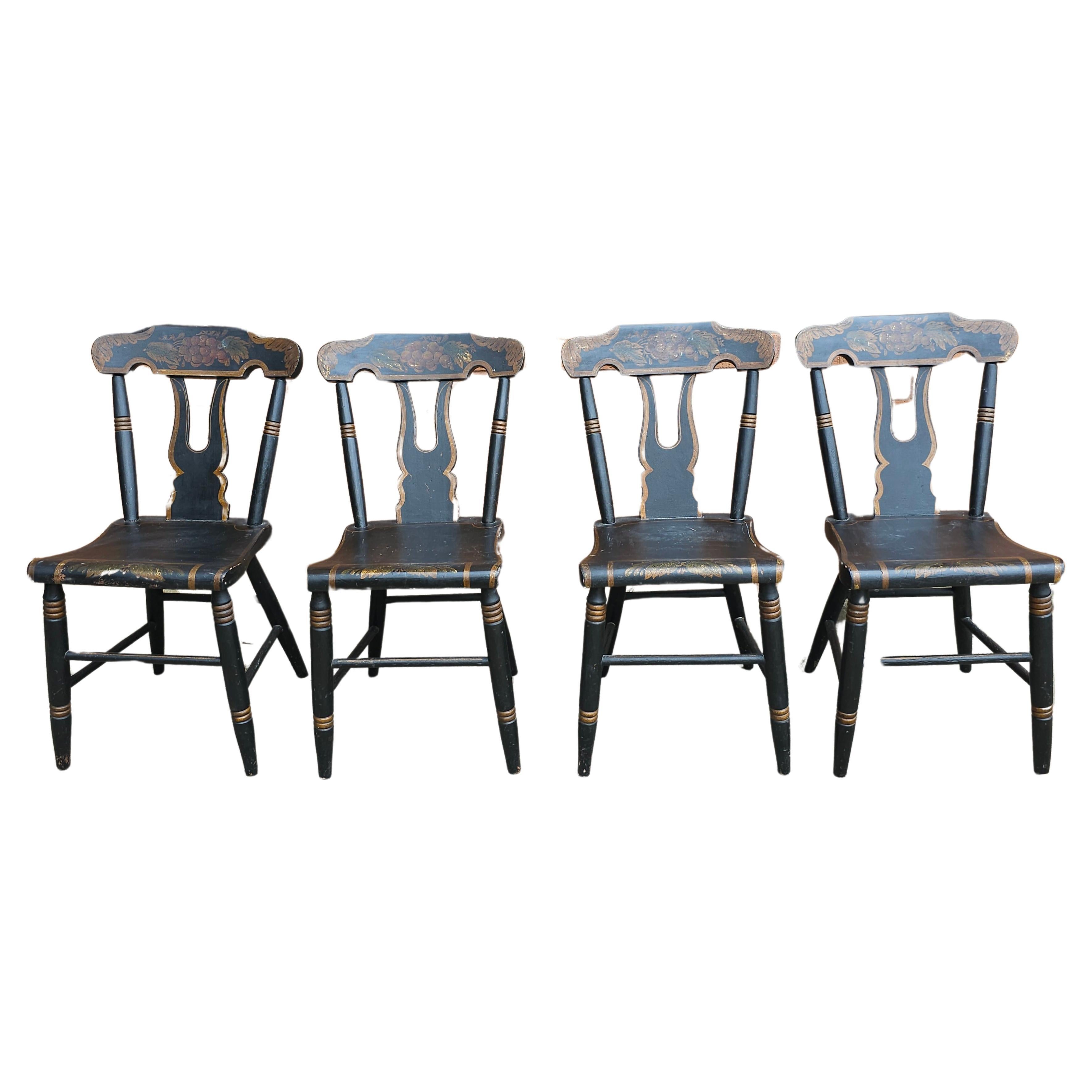 Ensemble de quatre chaises en planches américaines ébénisées et décorées du 19ème siècle