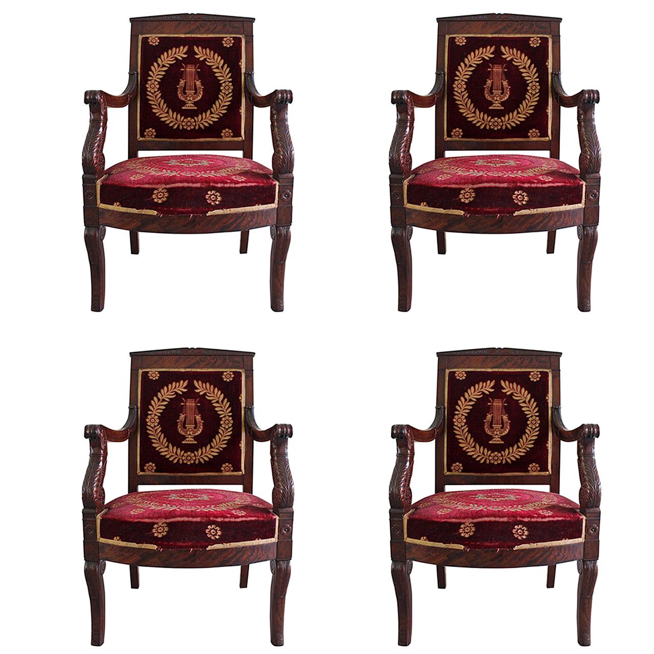 Ensemble de quatre fauteuils en acajou de style Empire français du XIXe siècle en vente