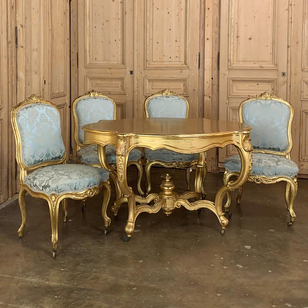 Ensemble de quatre chaises Louis XV en bois doré du 19ème siècle est une merveilleuse trouvaille, en effet ! La forme gracieuse et naturaliste du style rococo tant apprécié par le roi Louis XV a été exprimée avec justesse dans un bois doré exquis,