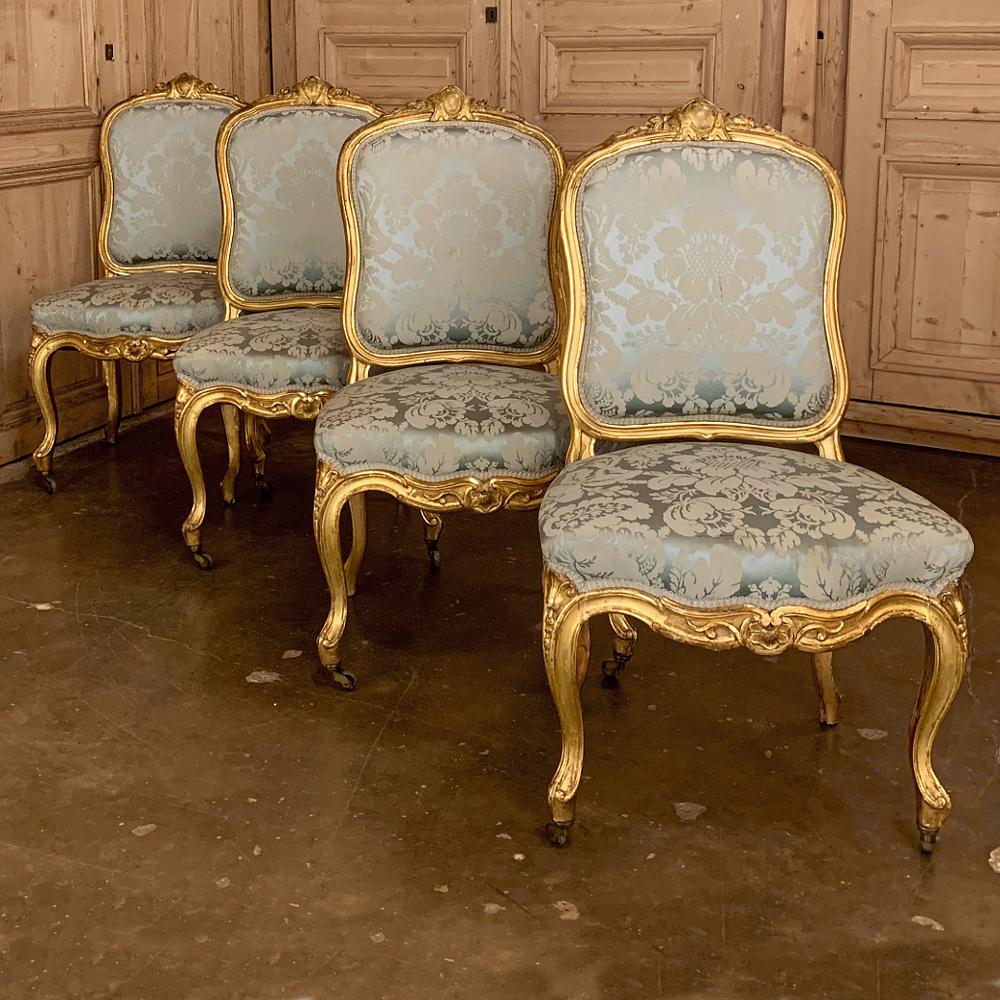 Satz von vier französischen Louis-XV-Stühlen aus vergoldetem Holz, 19. Jh. (Französisch) im Angebot