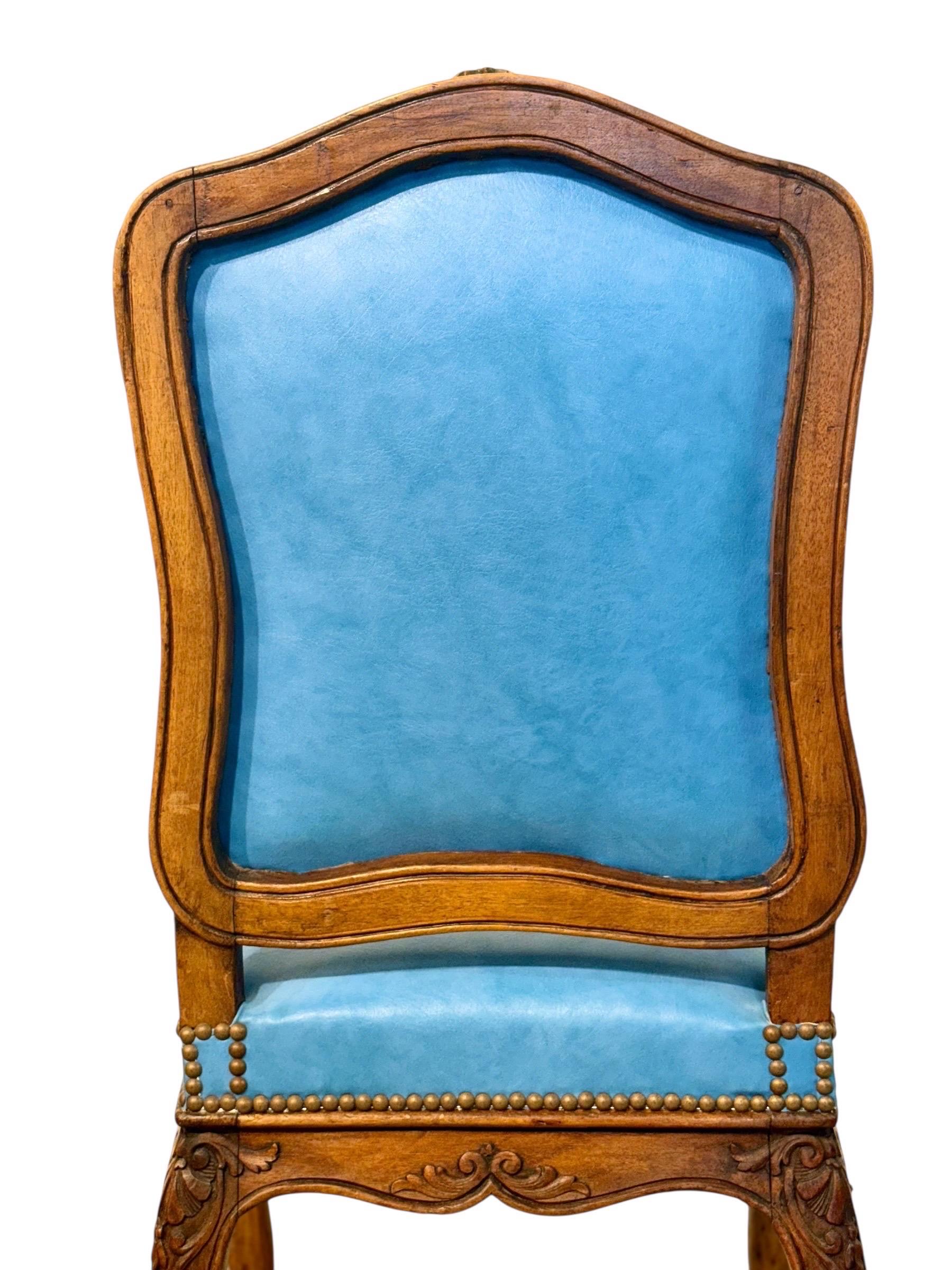 Vier französische Louis-XV-Stühle aus Nussbaumholz mit himmelblauem Leder aus dem 19. im Angebot 3