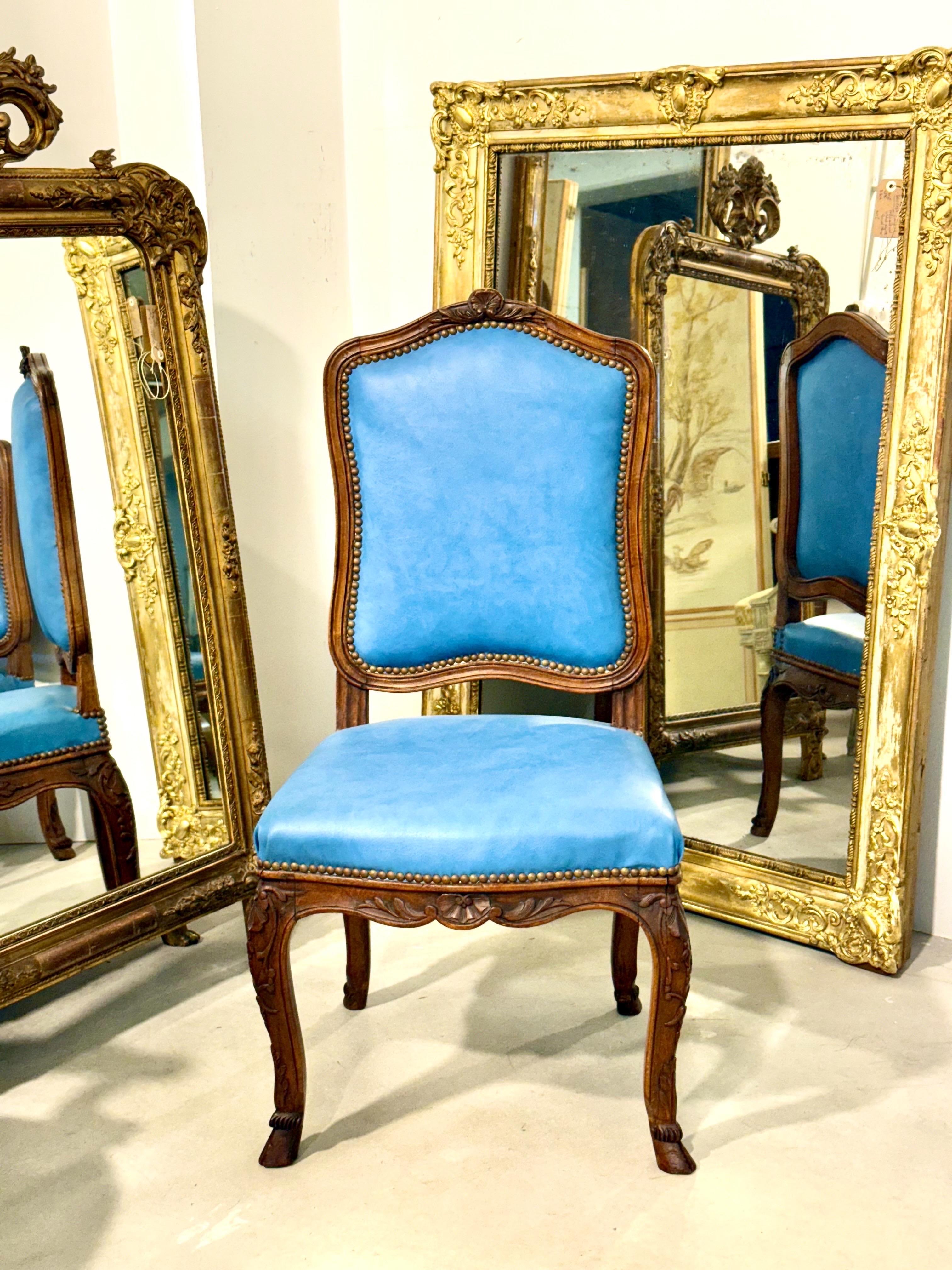 Vier französische Louis-XV-Stühle aus Nussbaumholz mit himmelblauem Leder aus dem 19. im Angebot 4