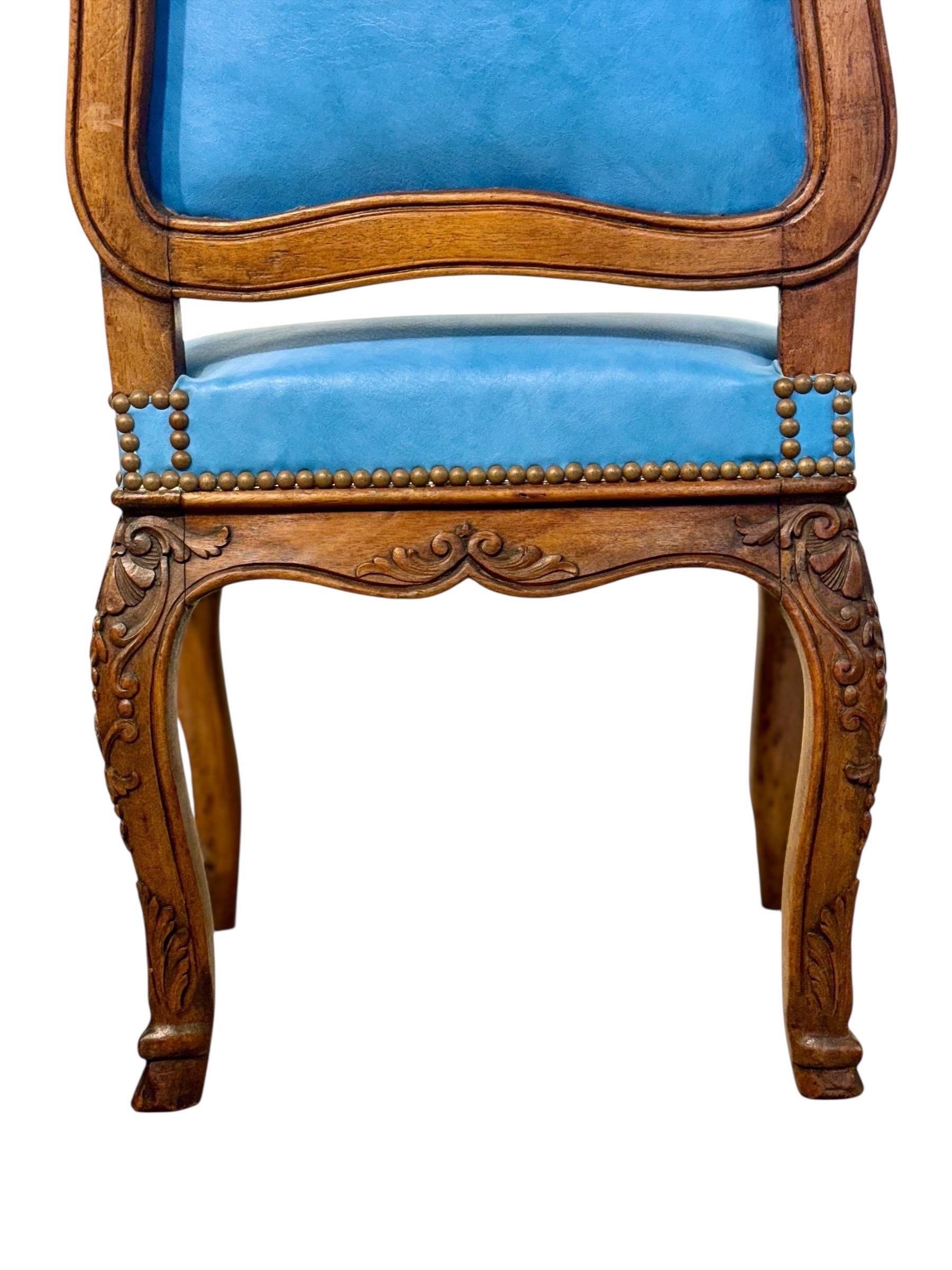 Vier französische Louis-XV-Stühle aus Nussbaumholz mit himmelblauem Leder aus dem 19. im Angebot 5