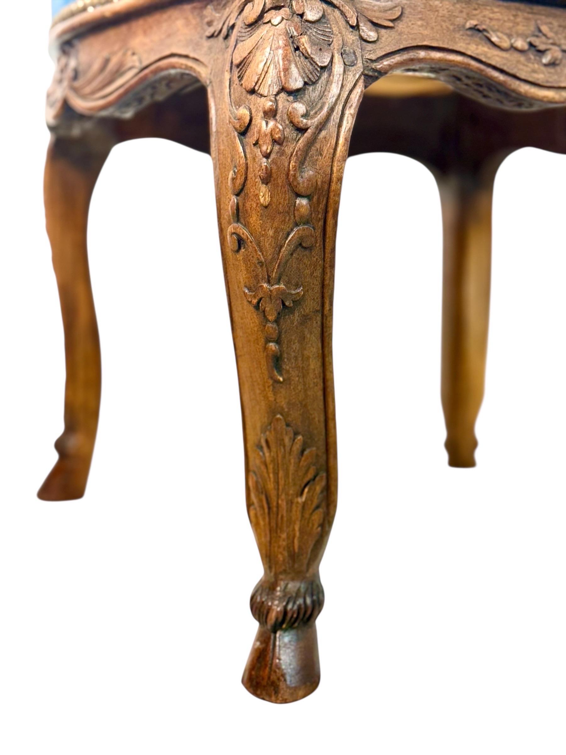 Vier französische Louis-XV-Stühle aus Nussbaumholz mit himmelblauem Leder aus dem 19. im Angebot 6