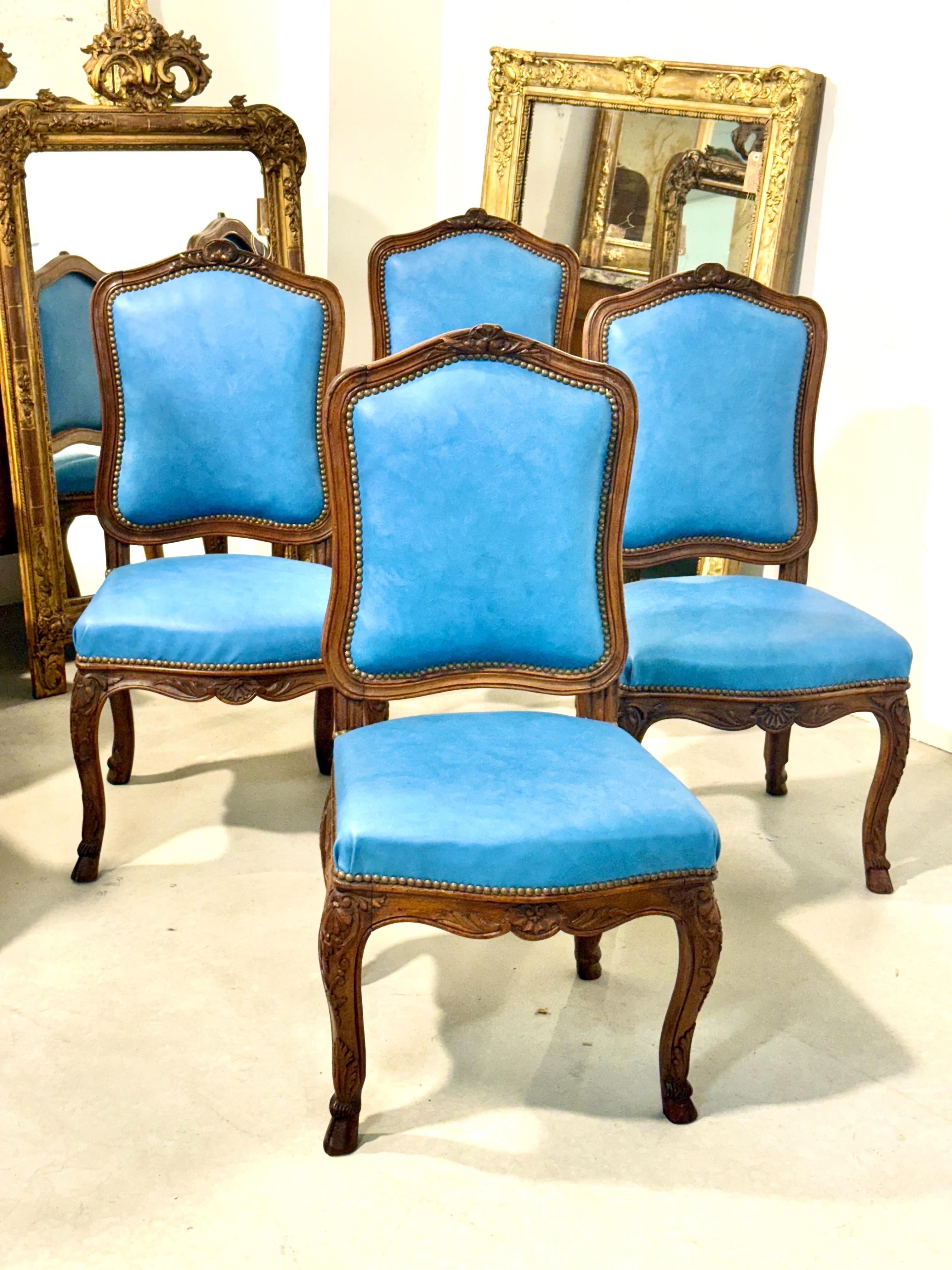 Vier französische Louis-XV-Stühle aus Nussbaumholz mit himmelblauem Leder aus dem 19. im Angebot 7