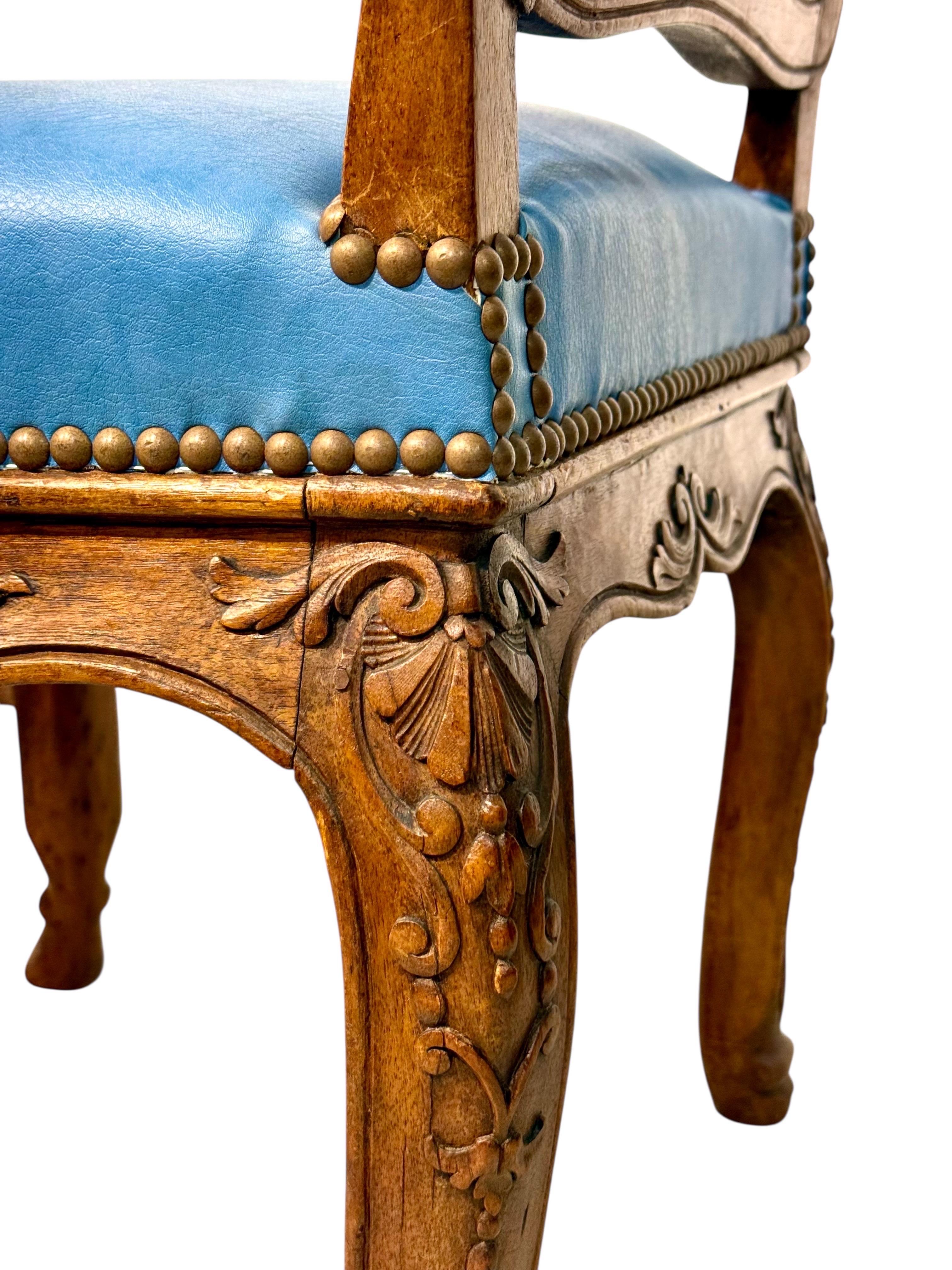 Vier französische Louis-XV-Stühle aus Nussbaumholz mit himmelblauem Leder aus dem 19. im Angebot 8