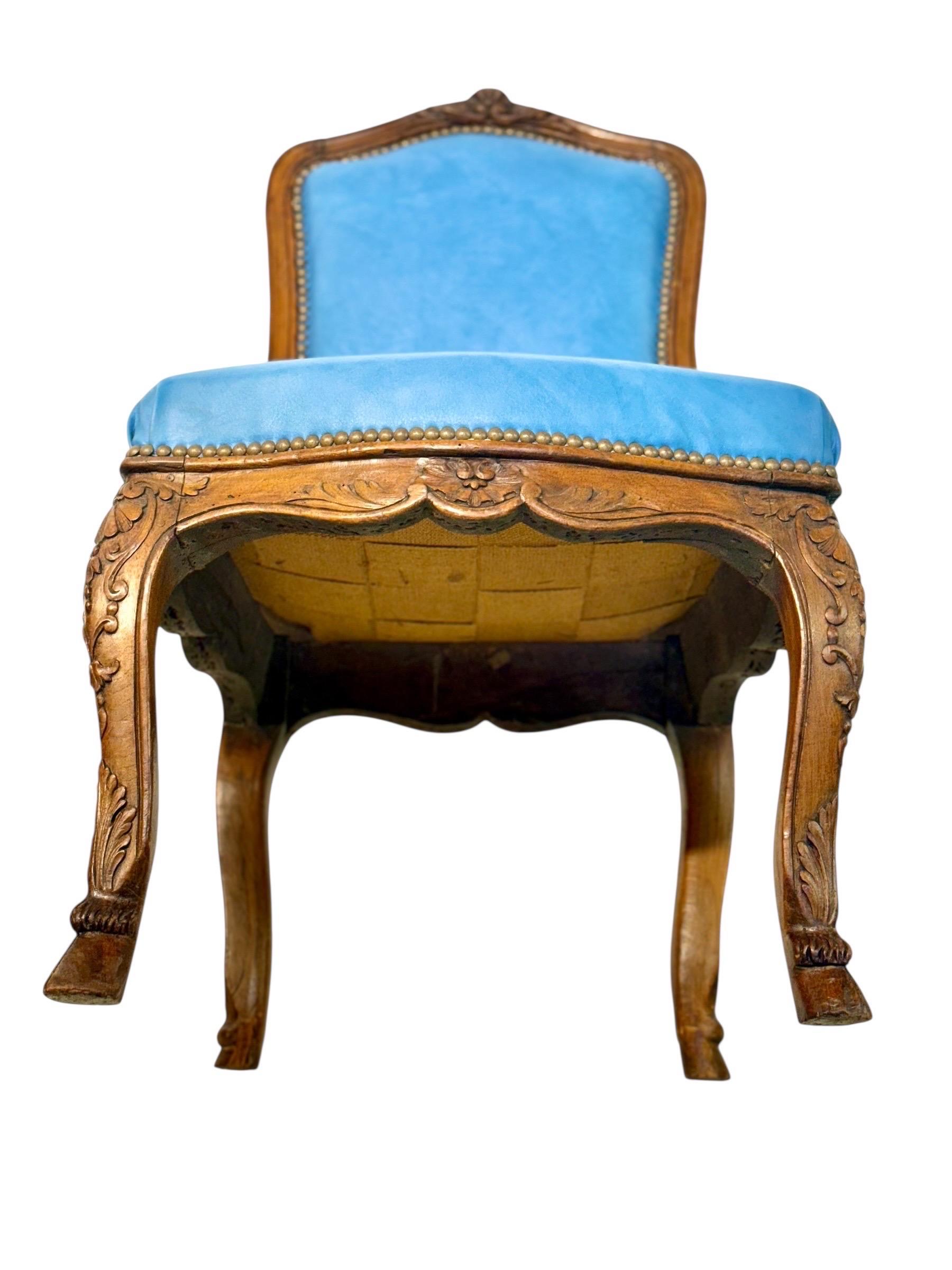 Vier französische Louis-XV-Stühle aus Nussbaumholz mit himmelblauem Leder aus dem 19. im Angebot 9
