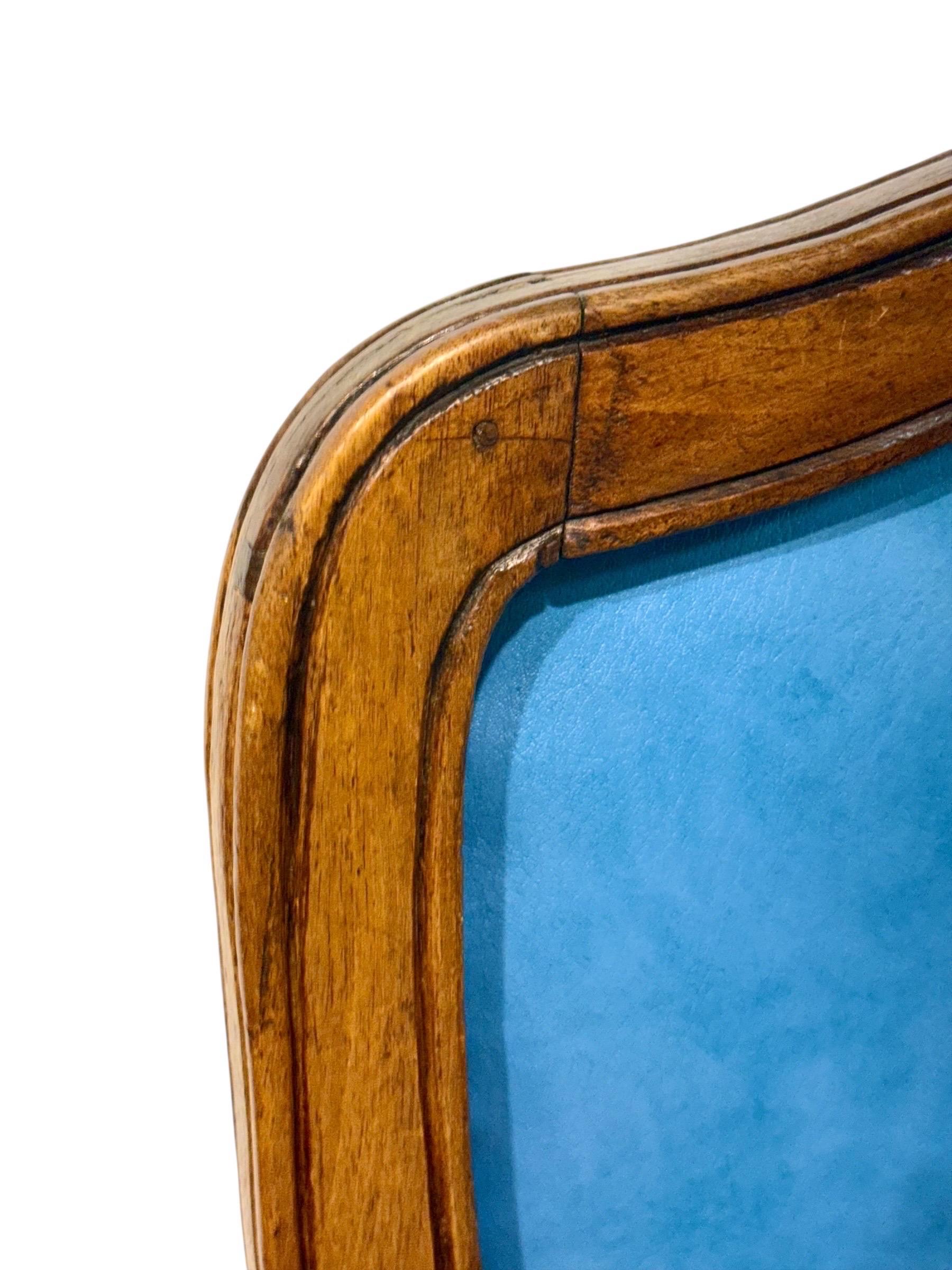 Vier französische Louis-XV-Stühle aus Nussbaumholz mit himmelblauem Leder aus dem 19. im Angebot 10