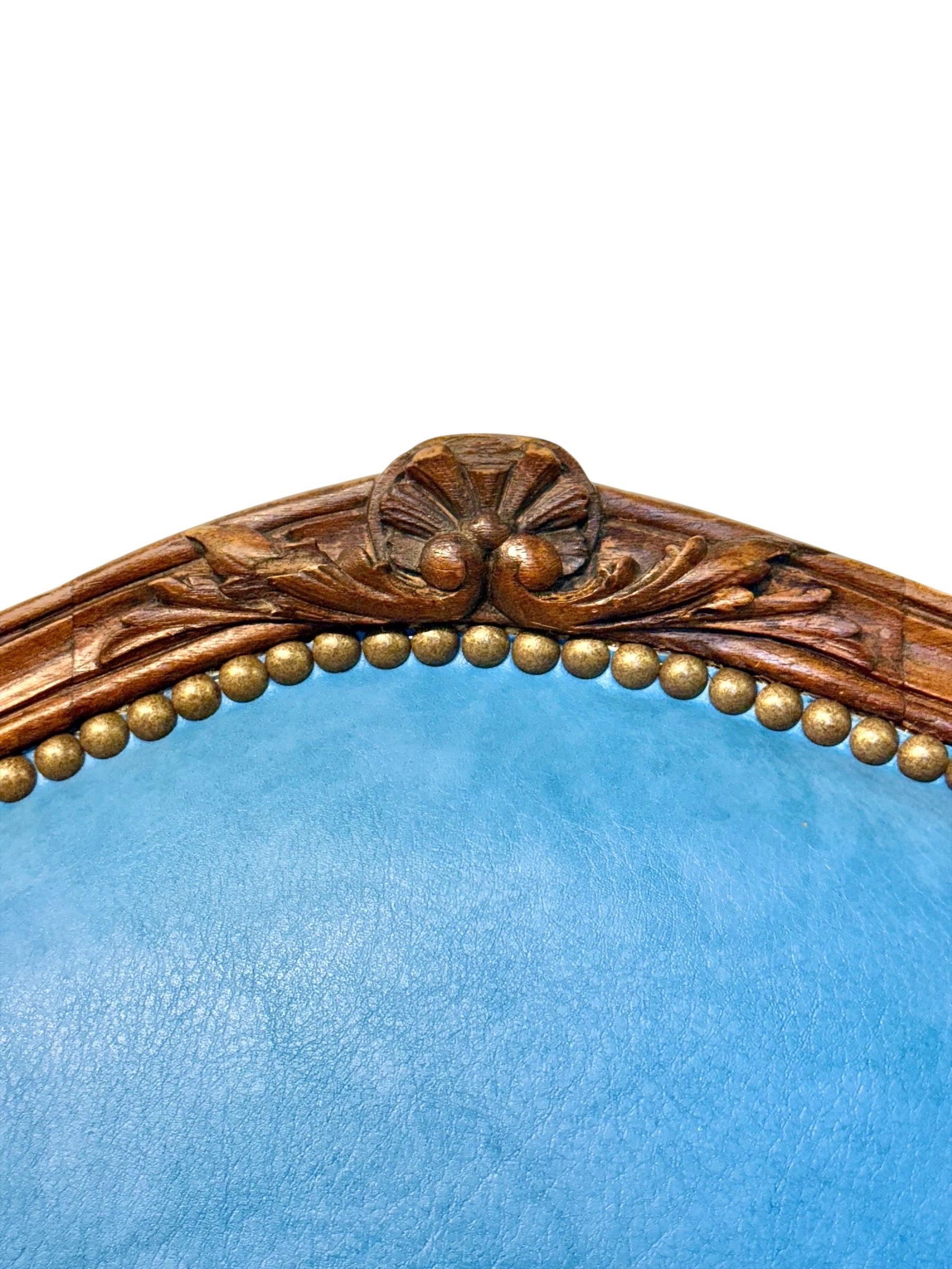 Vier französische Louis-XV-Stühle aus Nussbaumholz mit himmelblauem Leder aus dem 19. im Angebot 11