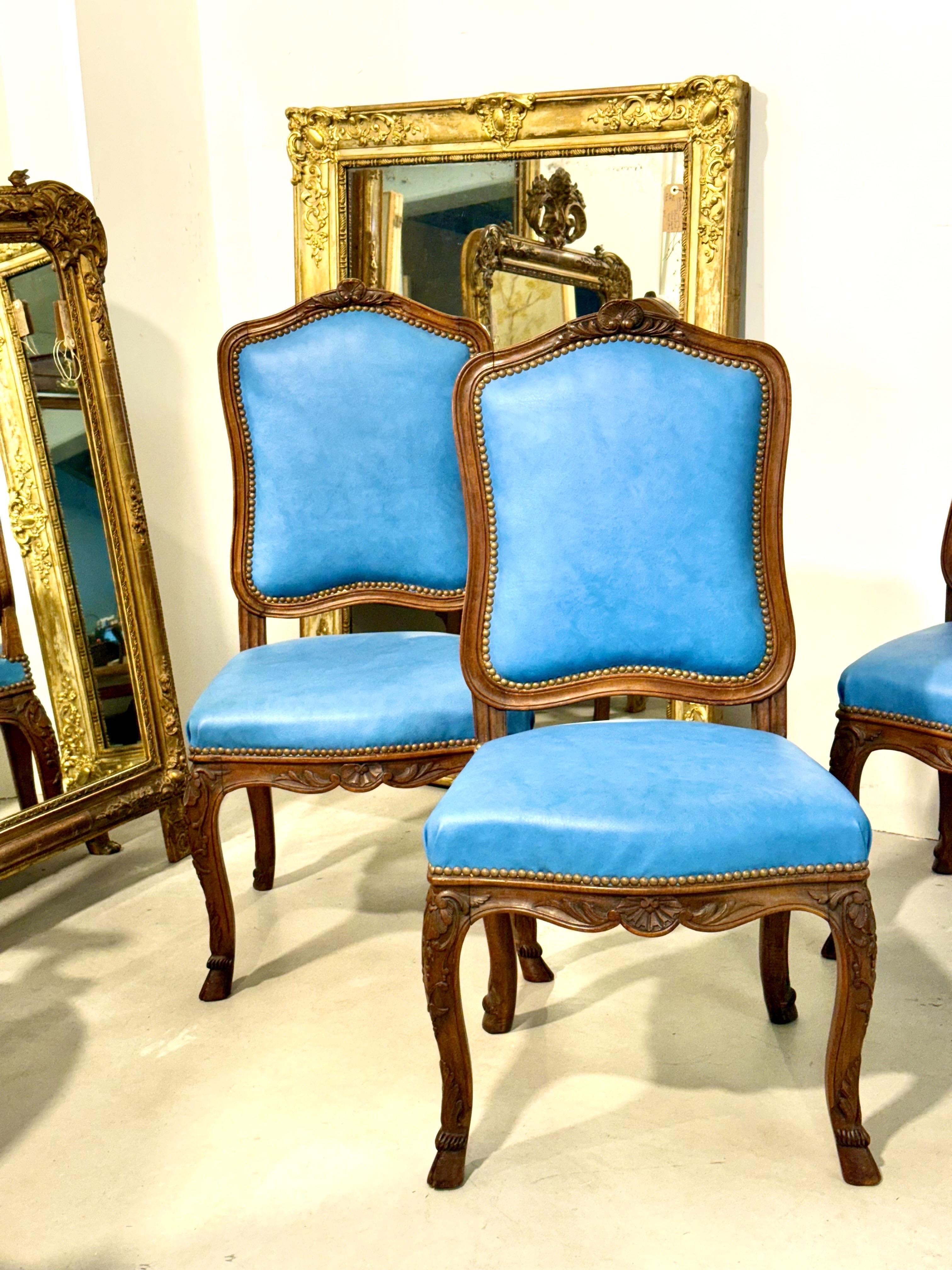 Vier französische Louis-XV-Stühle aus Nussbaumholz mit himmelblauem Leder aus dem 19. im Angebot 12