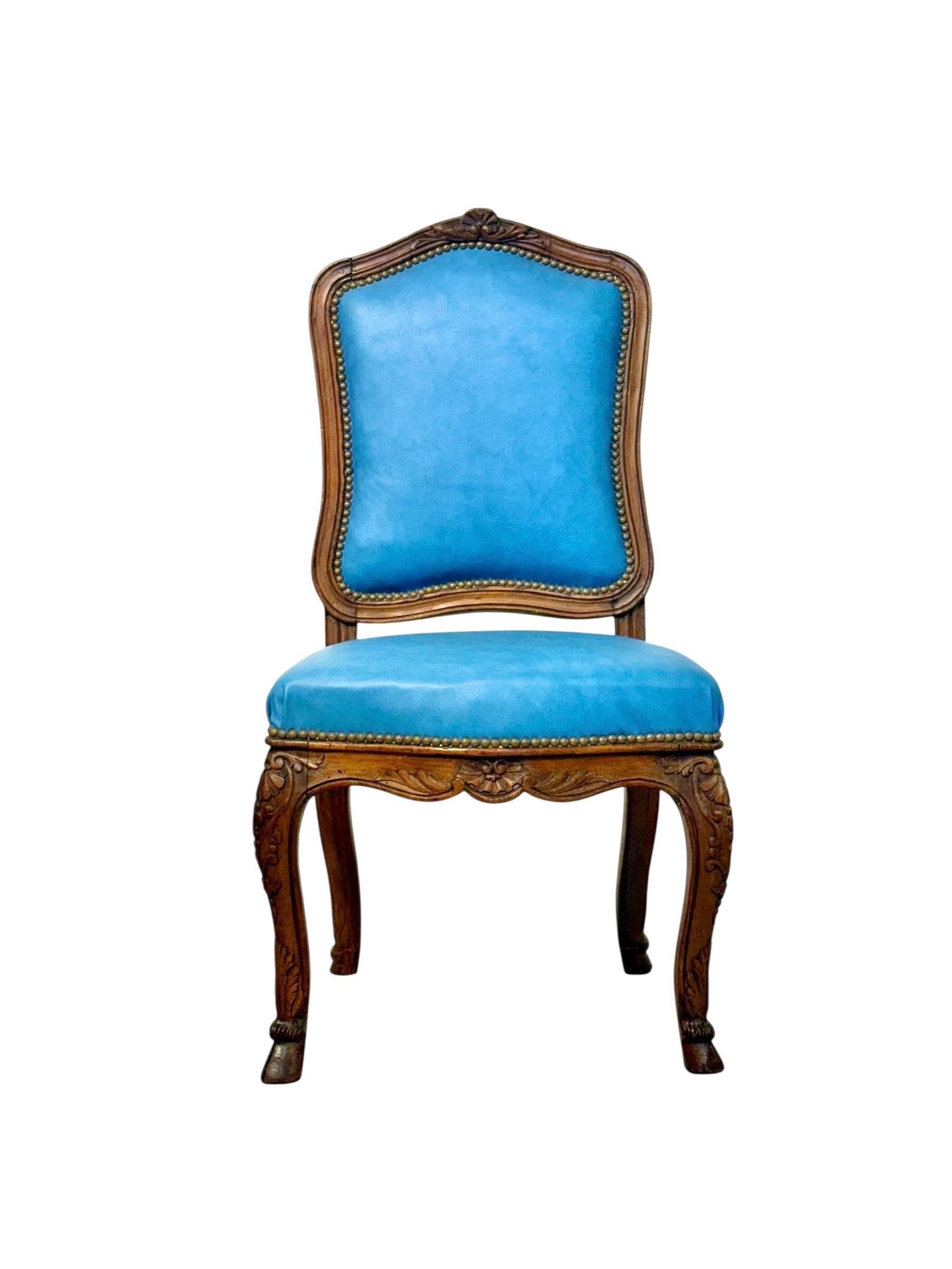 Vier französische Louis-XV-Stühle aus Nussbaumholz mit himmelblauem Leder aus dem 19. (Französisch) im Angebot
