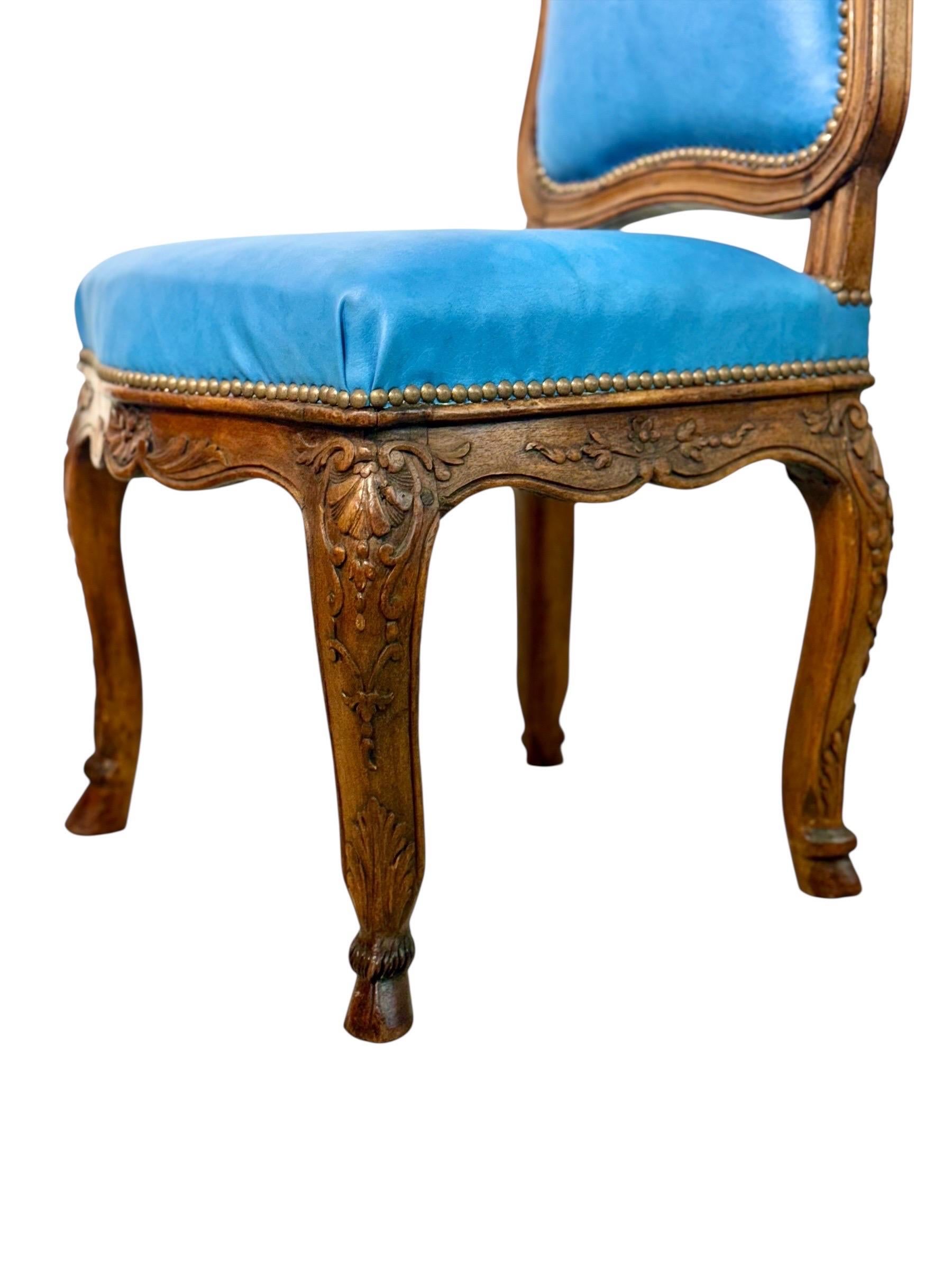Vier französische Louis-XV-Stühle aus Nussbaumholz mit himmelblauem Leder aus dem 19. (Handgeschnitzt) im Angebot
