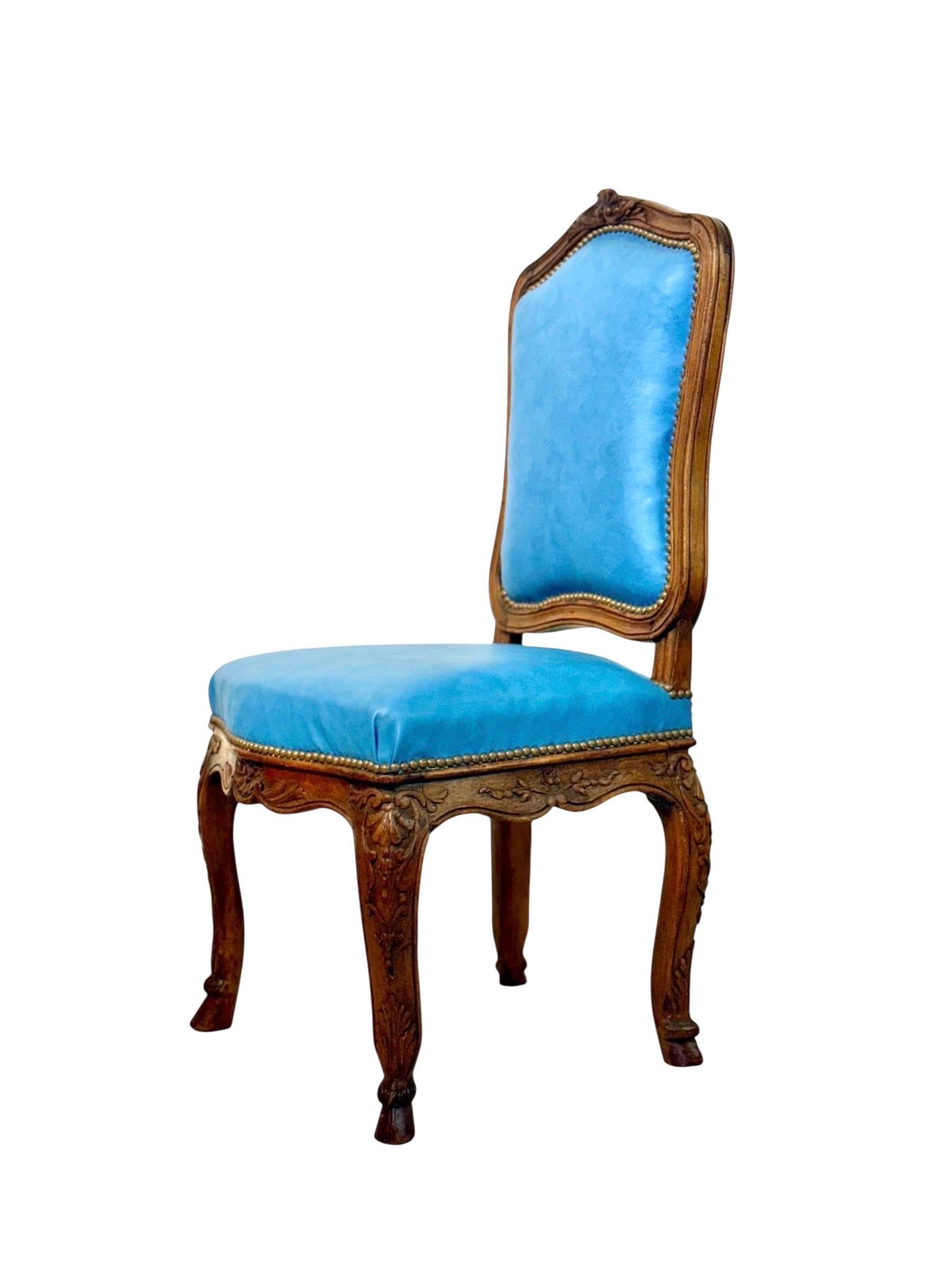 Vier französische Louis-XV-Stühle aus Nussbaumholz mit himmelblauem Leder aus dem 19. im Zustand „Gut“ im Angebot in LA CIOTAT, FR