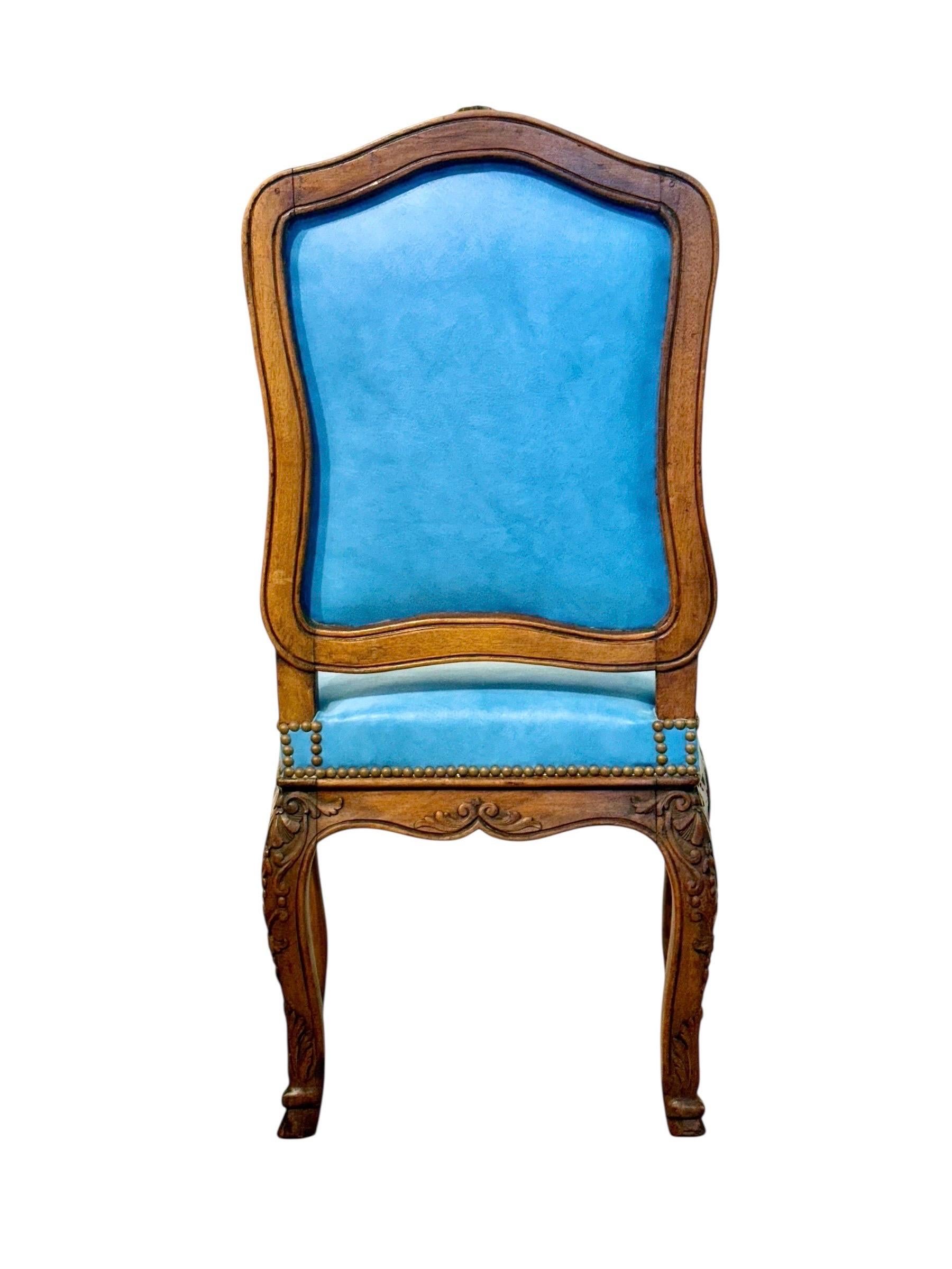 Vier französische Louis-XV-Stühle aus Nussbaumholz mit himmelblauem Leder aus dem 19. (19. Jahrhundert) im Angebot