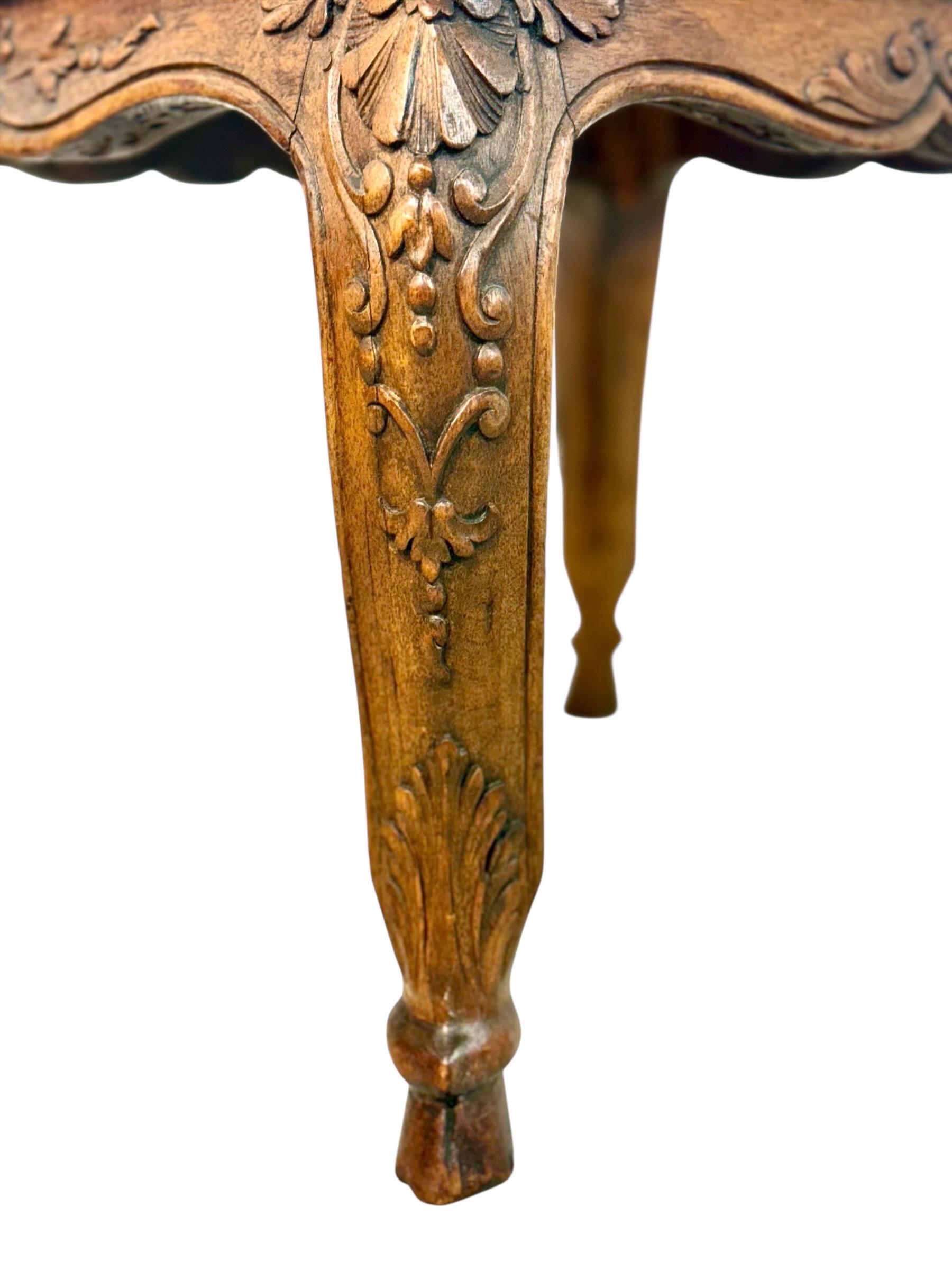 Vier französische Louis-XV-Stühle aus Nussbaumholz mit himmelblauem Leder aus dem 19. (Messing) im Angebot