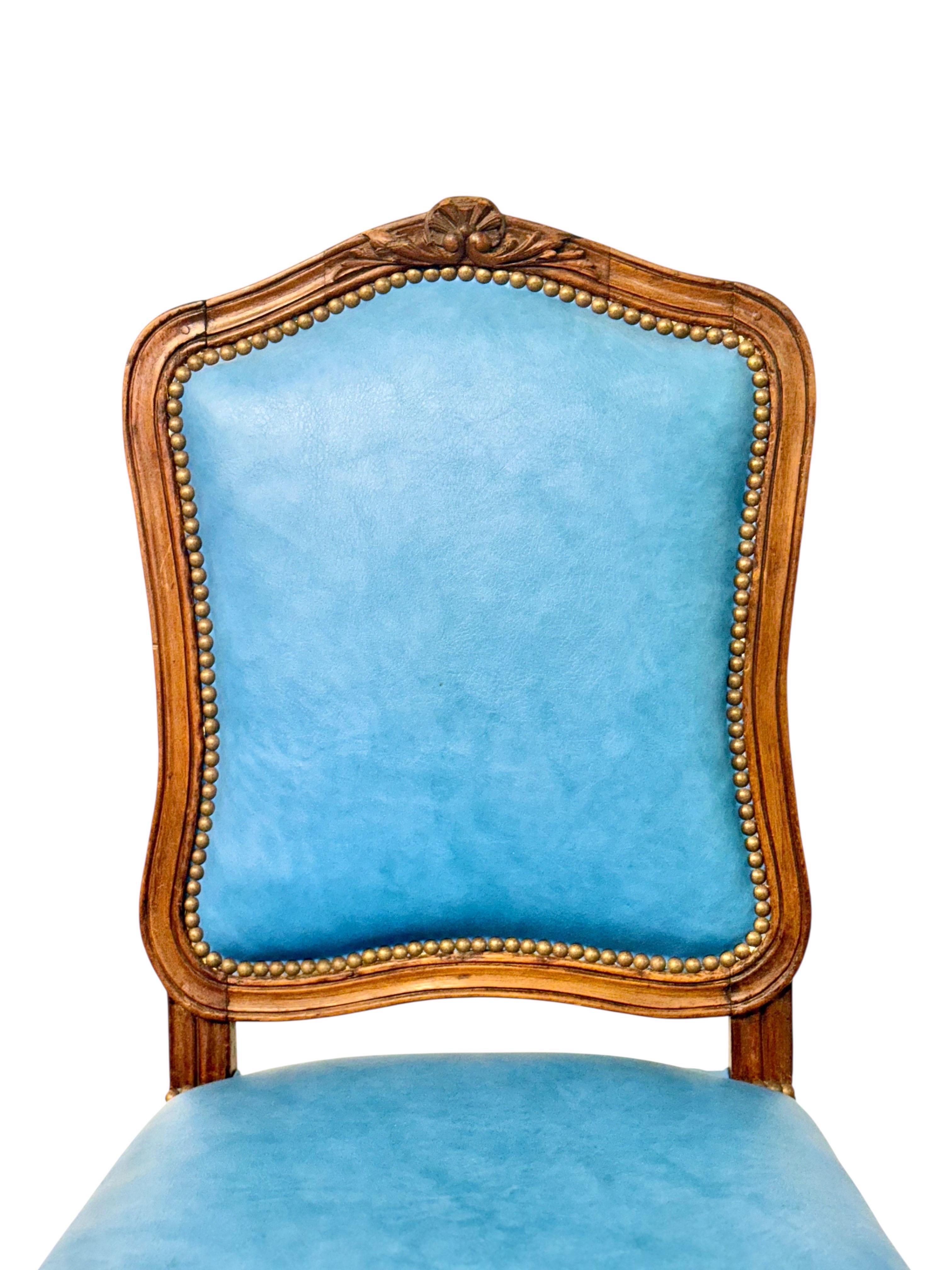 Vier französische Louis-XV-Stühle aus Nussbaumholz mit himmelblauem Leder aus dem 19. im Angebot 1