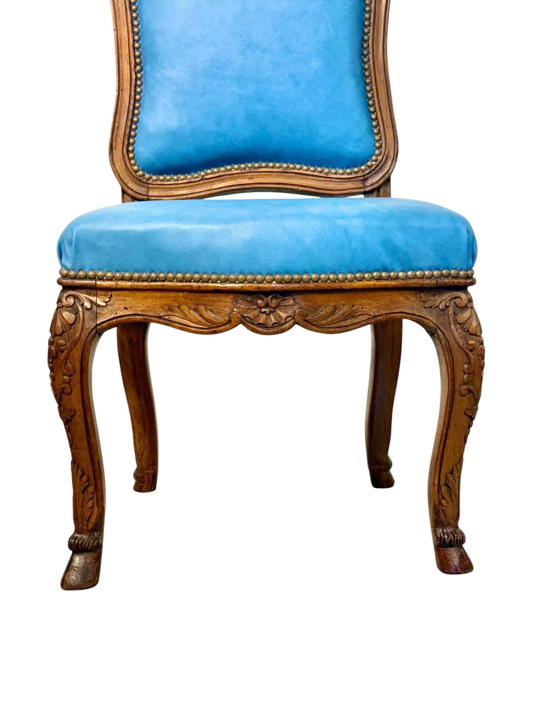Vier französische Louis-XV-Stühle aus Nussbaumholz mit himmelblauem Leder aus dem 19. im Angebot 2
