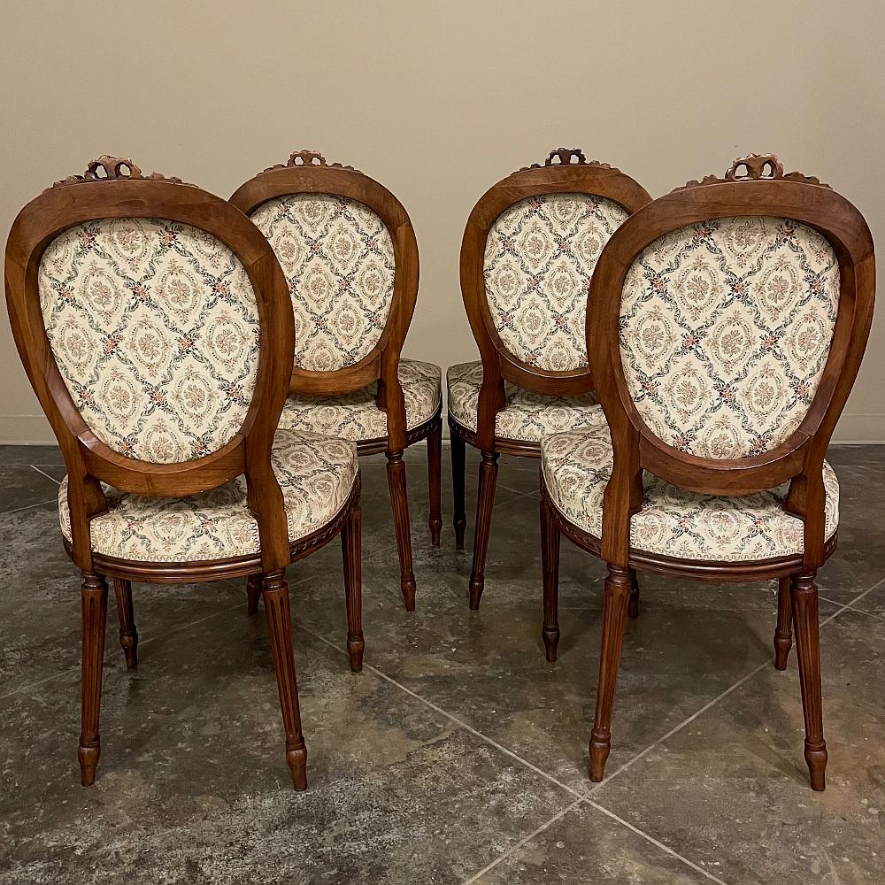 Satz von vier französischen Louis-XVI-Stühlen aus Nussbaumholz des 19. im Zustand „Gut“ im Angebot in Dallas, TX