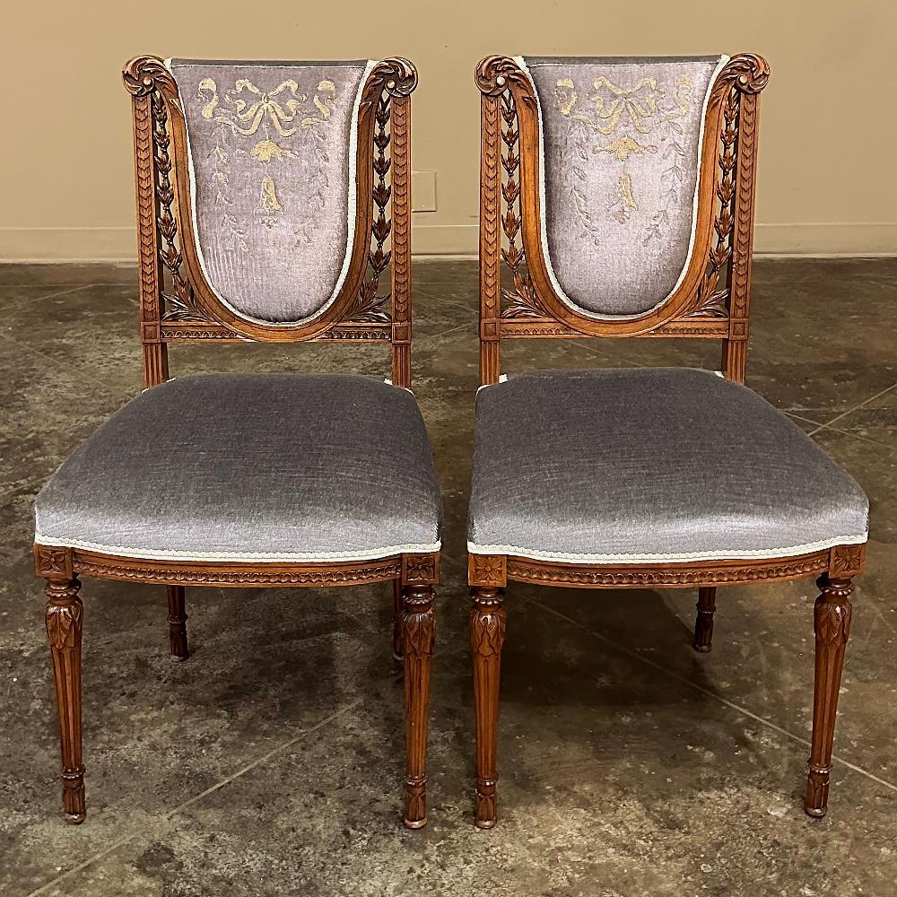 Ensemble de quatre chaises de salon françaises Louis XVI du 19ème siècle en noyer avec mohair en vente 3