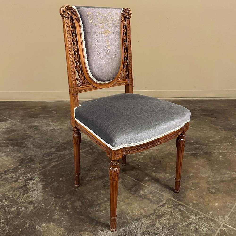 Ensemble de quatre chaises de salon françaises Louis XVI du 19ème siècle en noyer avec mohair en vente 4